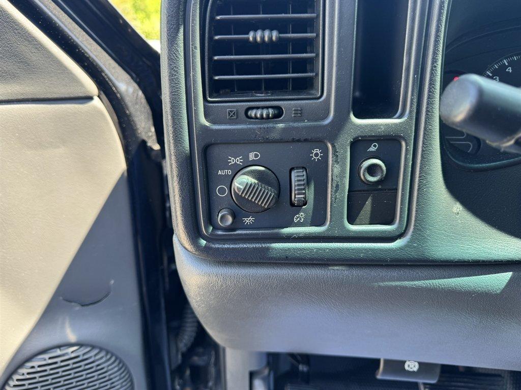 2004 Black /Grey Chevrolet Silverado 1500 (1GCEC19X14Z) with an 4.3l V6 MPI 4.3l engine, Automatic transmission, located at 745 East Steele Rd., West Columbia, SC, 29170, (803) 755-9148, 33.927212, -81.148483 - Photo#9