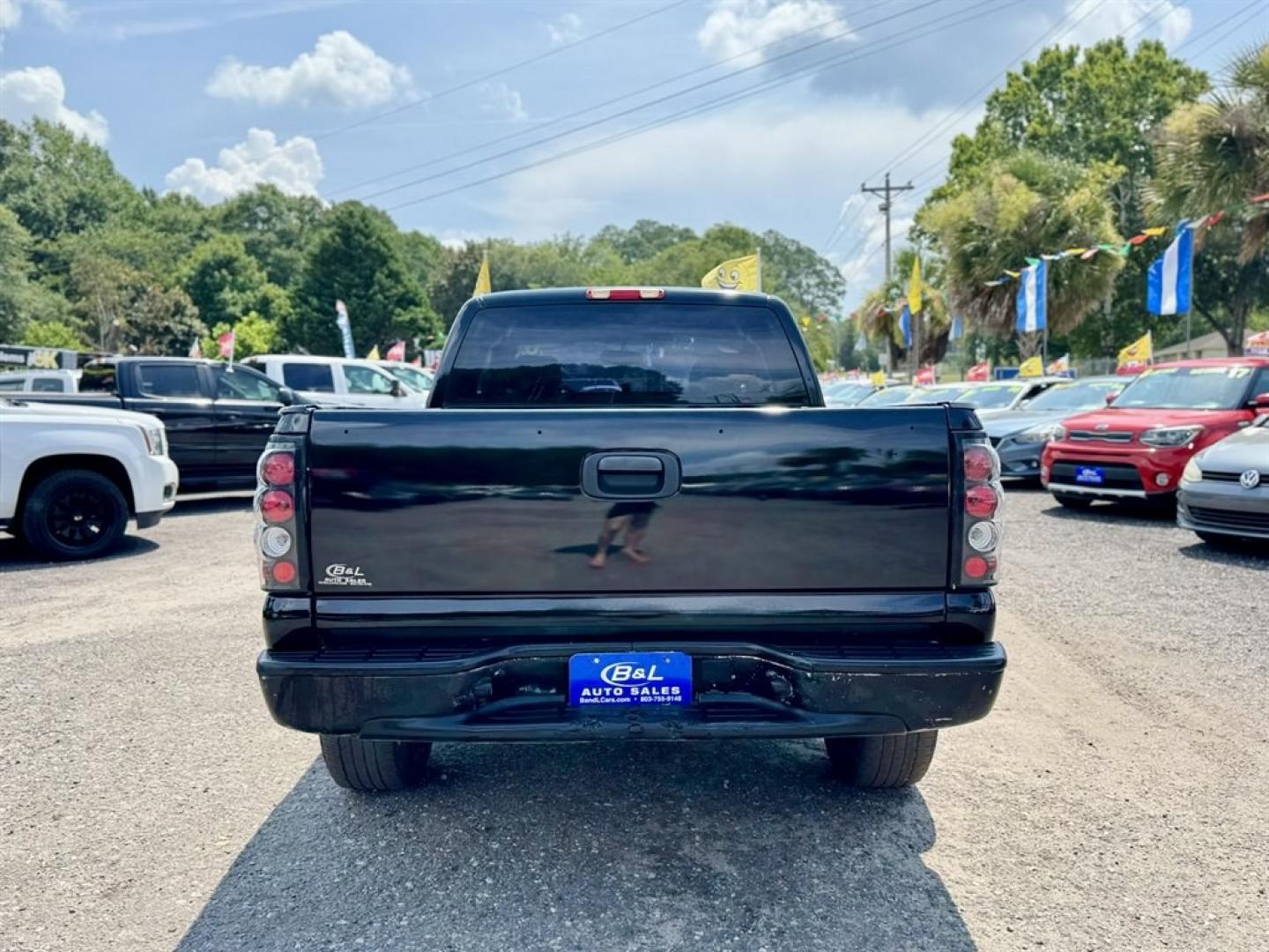 2004 Black /Grey Chevrolet Silverado 1500 (1GCEC19X14Z) with an 4.3l V6 MPI 4.3l engine, Automatic transmission, located at 745 East Steele Rd., West Columbia, SC, 29170, (803) 755-9148, 33.927212, -81.148483- Photo#4