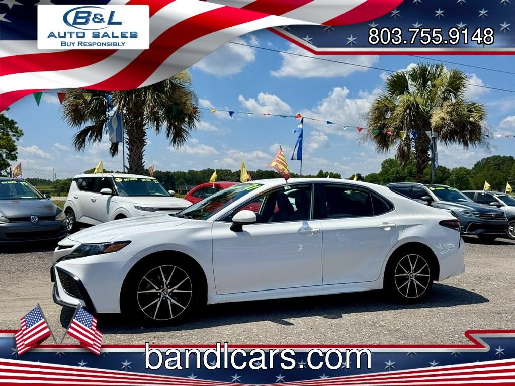 2021 White /Black Toyota Camry (4T1G11AK0MU) with an 2.5l I-4 DI Dohc 2.5l engine, Automatic transmission, located at 745 East Steele Rd., West Columbia, SC, 29170, (803) 755-9148, 33.927212, -81.148483- Photo#0
