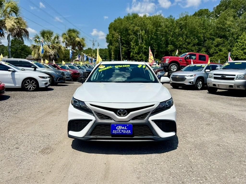 2021 White /Black Toyota Camry (4T1G11AK0MU) with an 2.5l I-4 DI Dohc 2.5l engine, Automatic transmission, located at 745 East Steele Rd., West Columbia, SC, 29170, (803) 755-9148, 33.927212, -81.148483- Photo#1