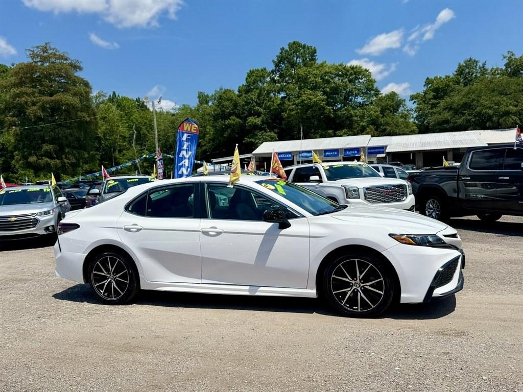 2021 White /Black Toyota Camry (4T1G11AK0MU) with an 2.5l I-4 DI Dohc 2.5l engine, Automatic transmission, located at 745 East Steele Rd., West Columbia, SC, 29170, (803) 755-9148, 33.927212, -81.148483- Photo#2