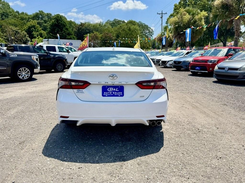 2021 White /Black Toyota Camry (4T1G11AK0MU) with an 2.5l I-4 DI Dohc 2.5l engine, Automatic transmission, located at 745 East Steele Rd., West Columbia, SC, 29170, (803) 755-9148, 33.927212, -81.148483- Photo#4