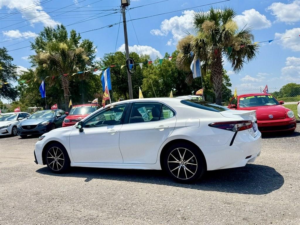 2021 White /Black Toyota Camry (4T1G11AK0MU) with an 2.5l I-4 DI Dohc 2.5l engine, Automatic transmission, located at 745 East Steele Rd., West Columbia, SC, 29170, (803) 755-9148, 33.927212, -81.148483- Photo#5