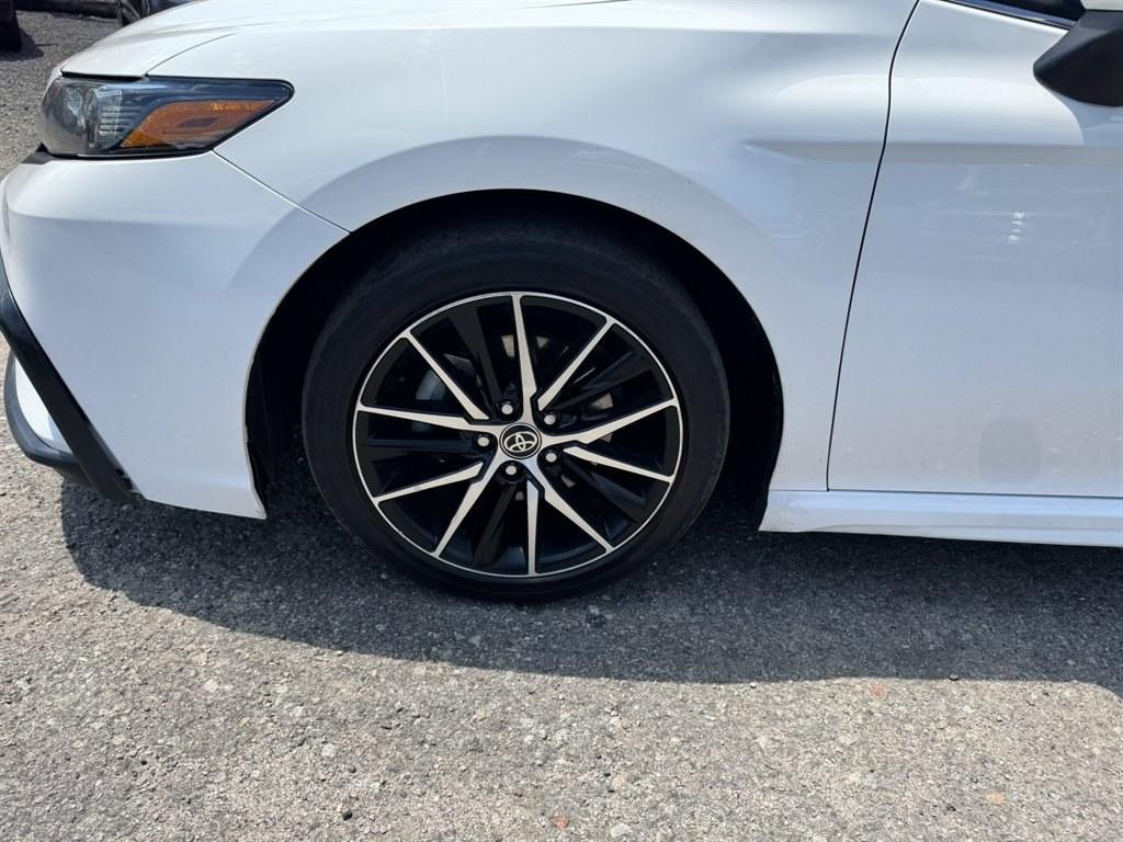 2021 White /Black Toyota Camry (4T1G11AK0MU) with an 2.5l I-4 DI Dohc 2.5l engine, Automatic transmission, located at 745 East Steele Rd., West Columbia, SC, 29170, (803) 755-9148, 33.927212, -81.148483- Photo#31