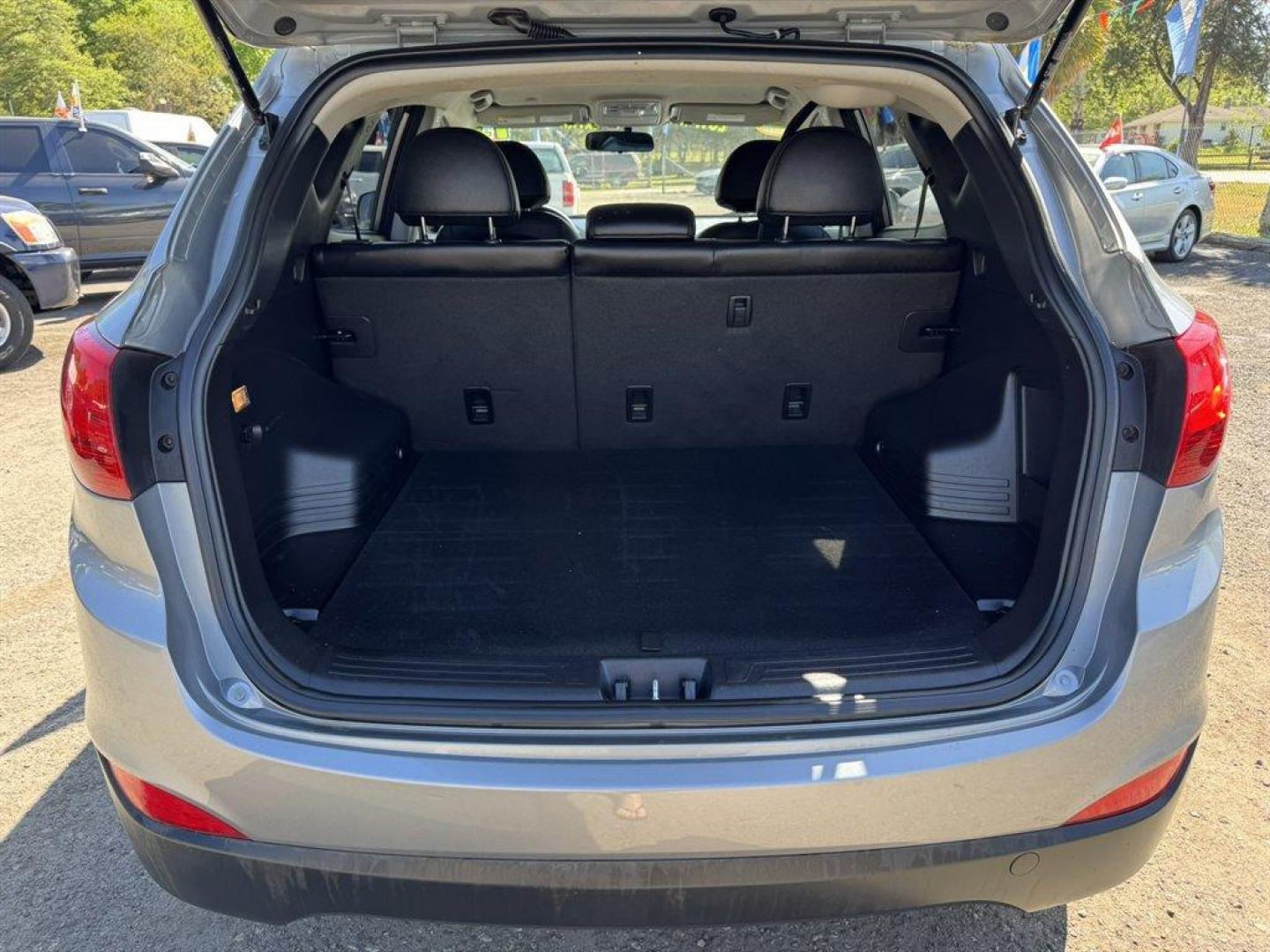 2013 Grey /Black Hyundai Tucson (KM8JUCACXDU) with an 2.4l I-4 MPI Dohc 2.4l engine, Automatic transmission, located at 745 East Steele Rd., West Columbia, SC, 29170, (803) 755-9148, 33.927212, -81.148483 - Photo#24