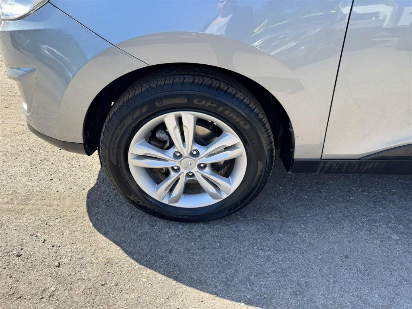 2013 Grey /Black Hyundai Tucson (KM8JUCACXDU) with an 2.4l I-4 MPI Dohc 2.4l engine, Automatic transmission, located at 745 East Steele Rd., West Columbia, SC, 29170, (803) 755-9148, 33.927212, -81.148483 - Photo#28