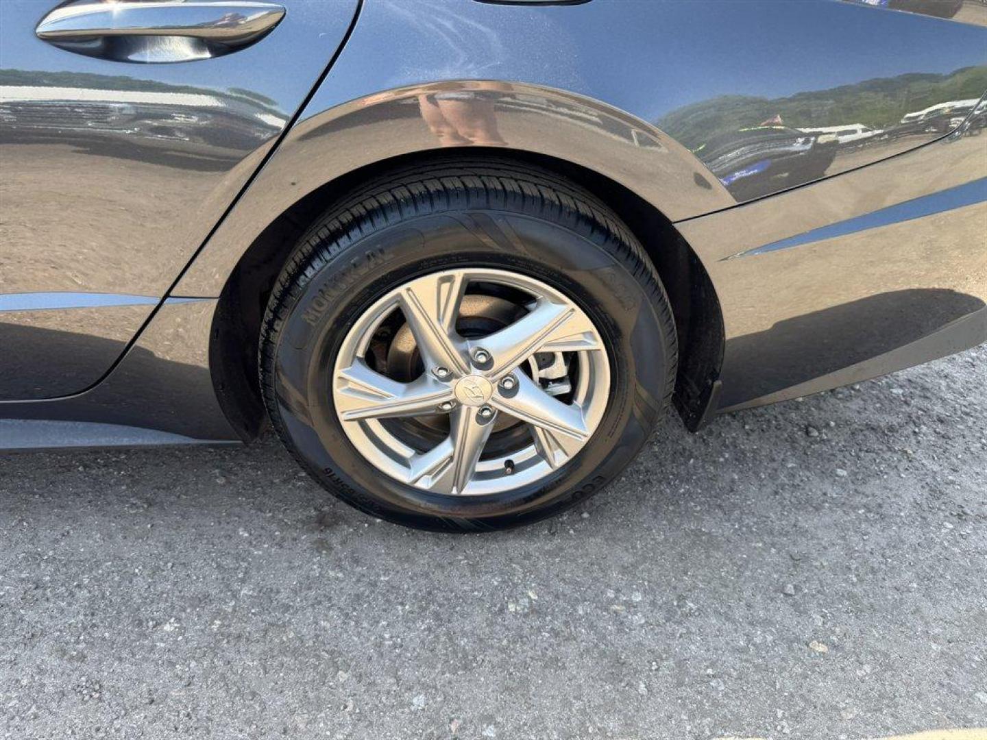 2022 Grey /Black Hyundai Sonata (5NPEG4JA2NH) with an 2.5l I-4 DI Dohc 2.5l engine, Automatic transmission, located at 745 East Steele Rd., West Columbia, SC, 29170, (803) 755-9148, 33.927212, -81.148483 - Photo#27