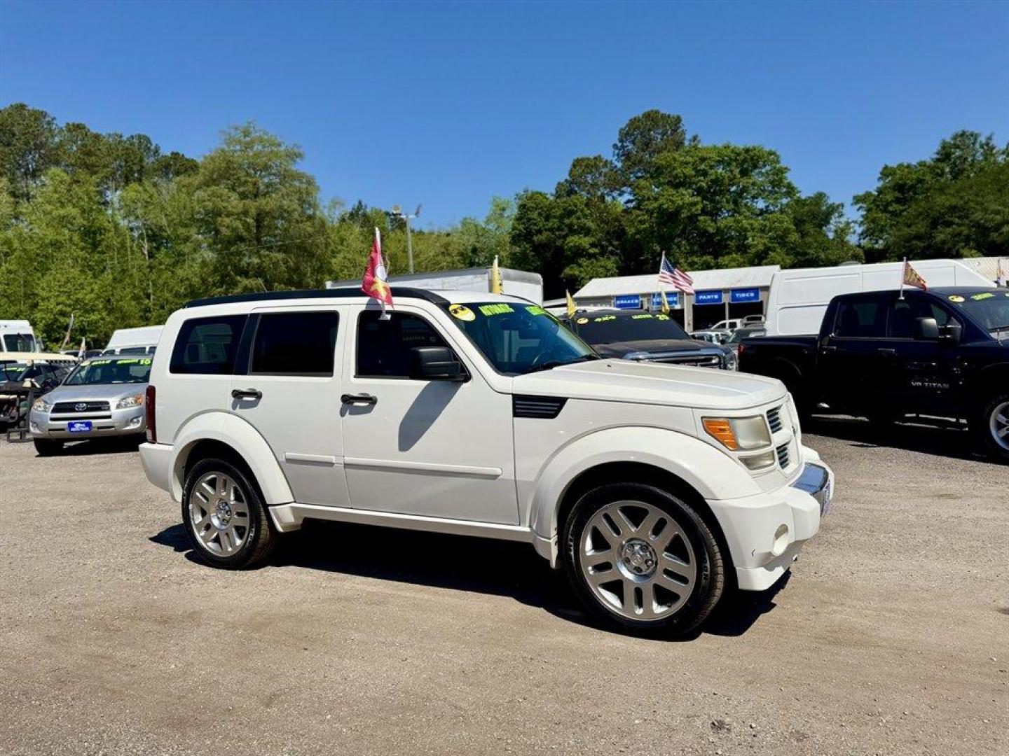2008 White /Black Dodge Nitro (1D8GT58698W) with an 4.0l V6 SFI 4.0l engine, Automatic transmission, located at 745 East Steele Rd., West Columbia, SC, 29170, (803) 755-9148, 33.927212, -81.148483 - Photo#2