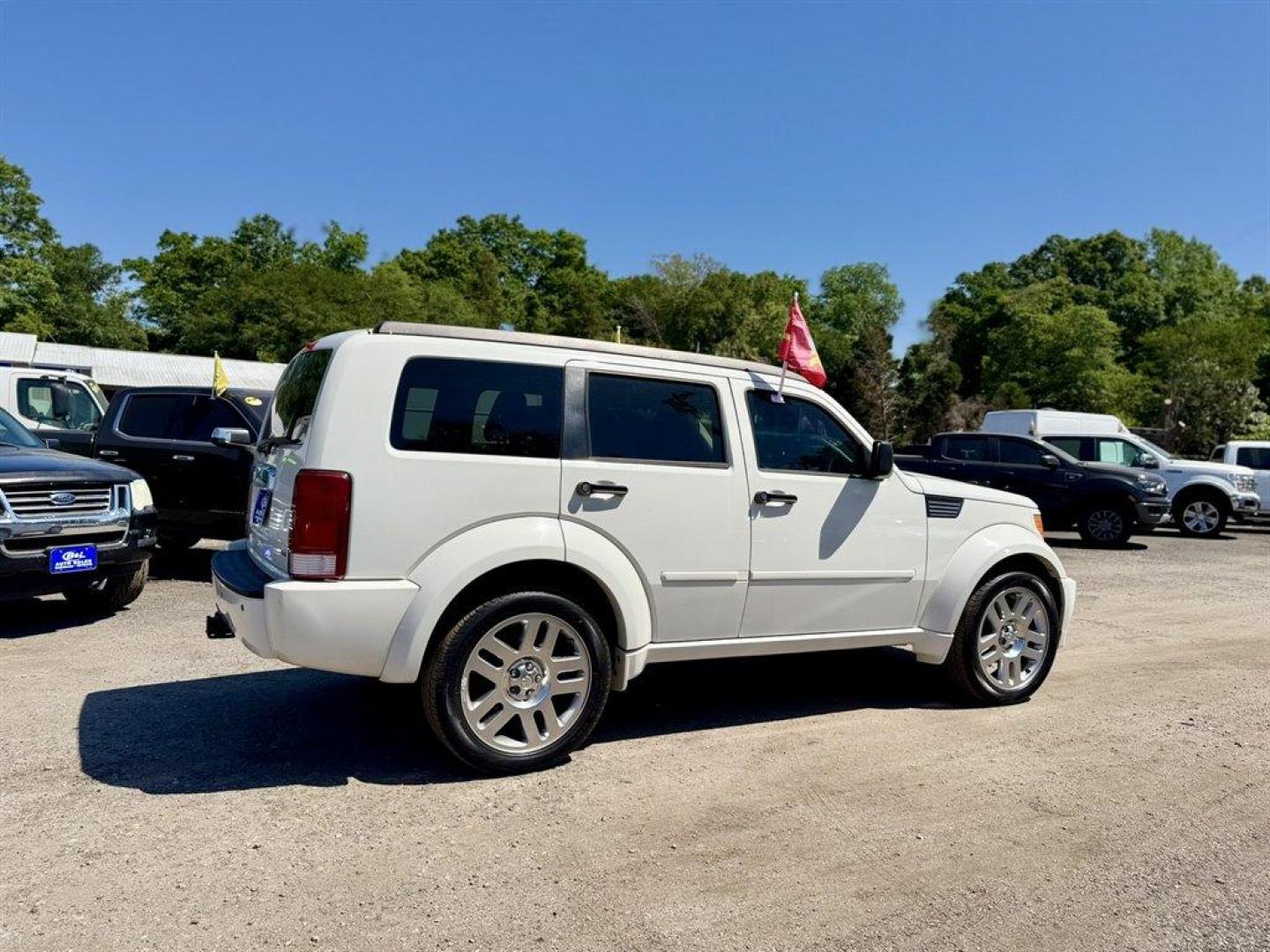2008 White /Black Dodge Nitro (1D8GT58698W) with an 4.0l V6 SFI 4.0l engine, Automatic transmission, located at 745 East Steele Rd., West Columbia, SC, 29170, (803) 755-9148, 33.927212, -81.148483 - Photo#3