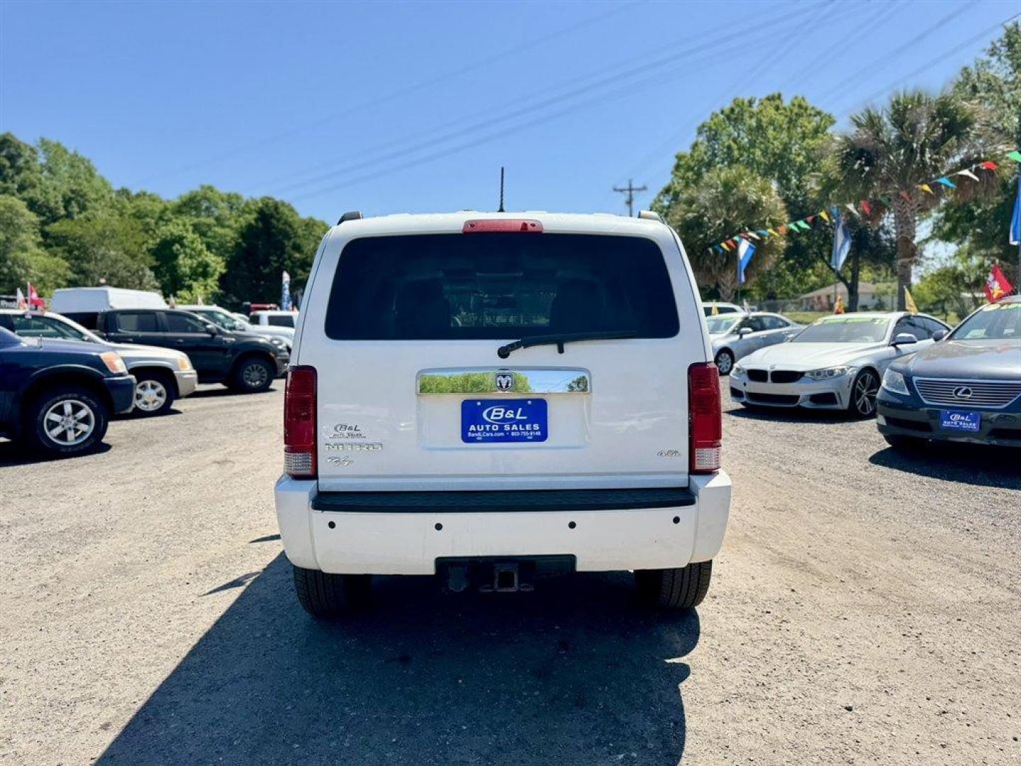 2008 White /Black Dodge Nitro (1D8GT58698W) with an 4.0l V6 SFI 4.0l engine, Automatic transmission, located at 745 East Steele Rd., West Columbia, SC, 29170, (803) 755-9148, 33.927212, -81.148483 - Photo#4