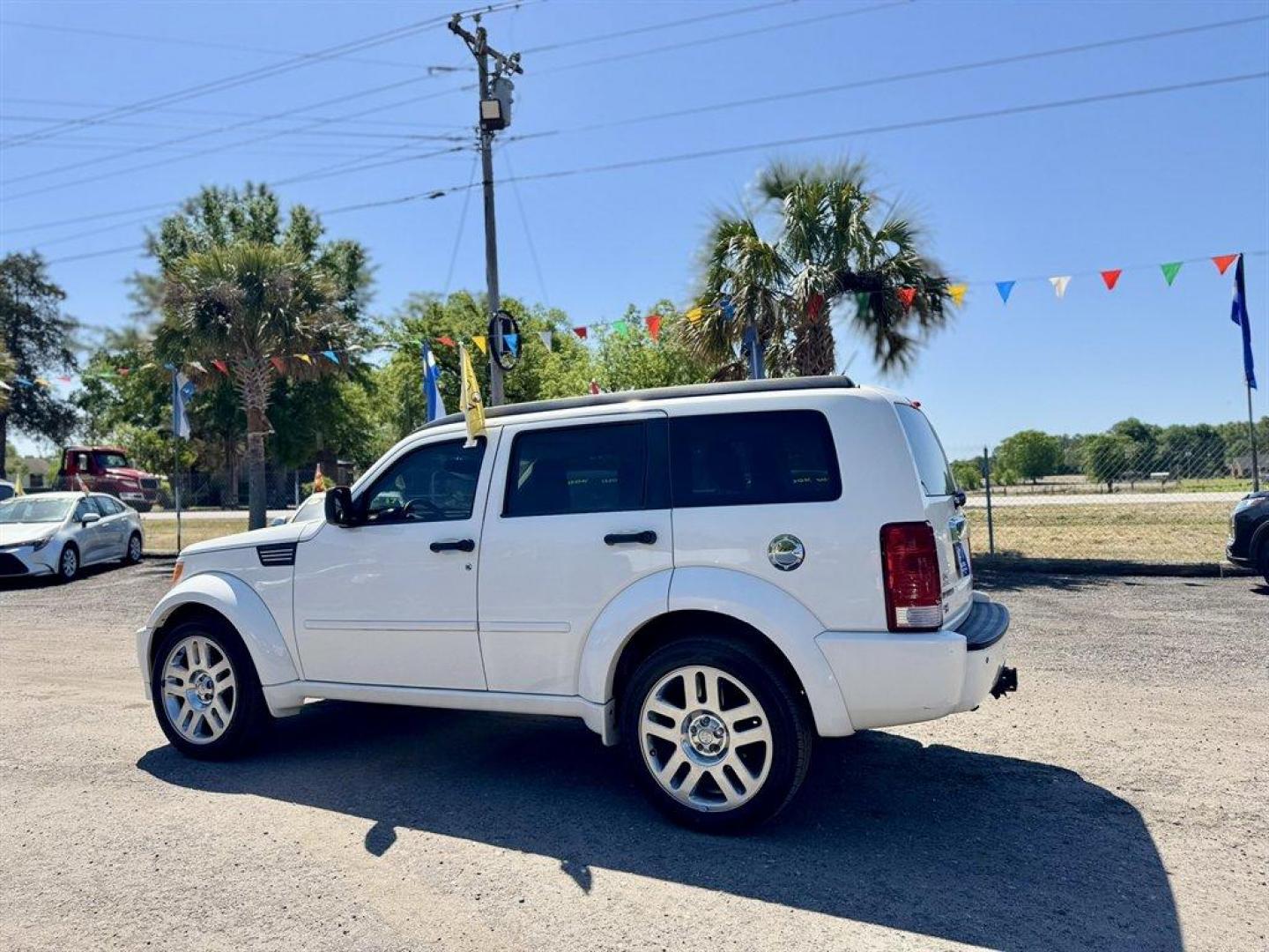 2008 White /Black Dodge Nitro (1D8GT58698W) with an 4.0l V6 SFI 4.0l engine, Automatic transmission, located at 745 East Steele Rd., West Columbia, SC, 29170, (803) 755-9148, 33.927212, -81.148483 - Photo#5