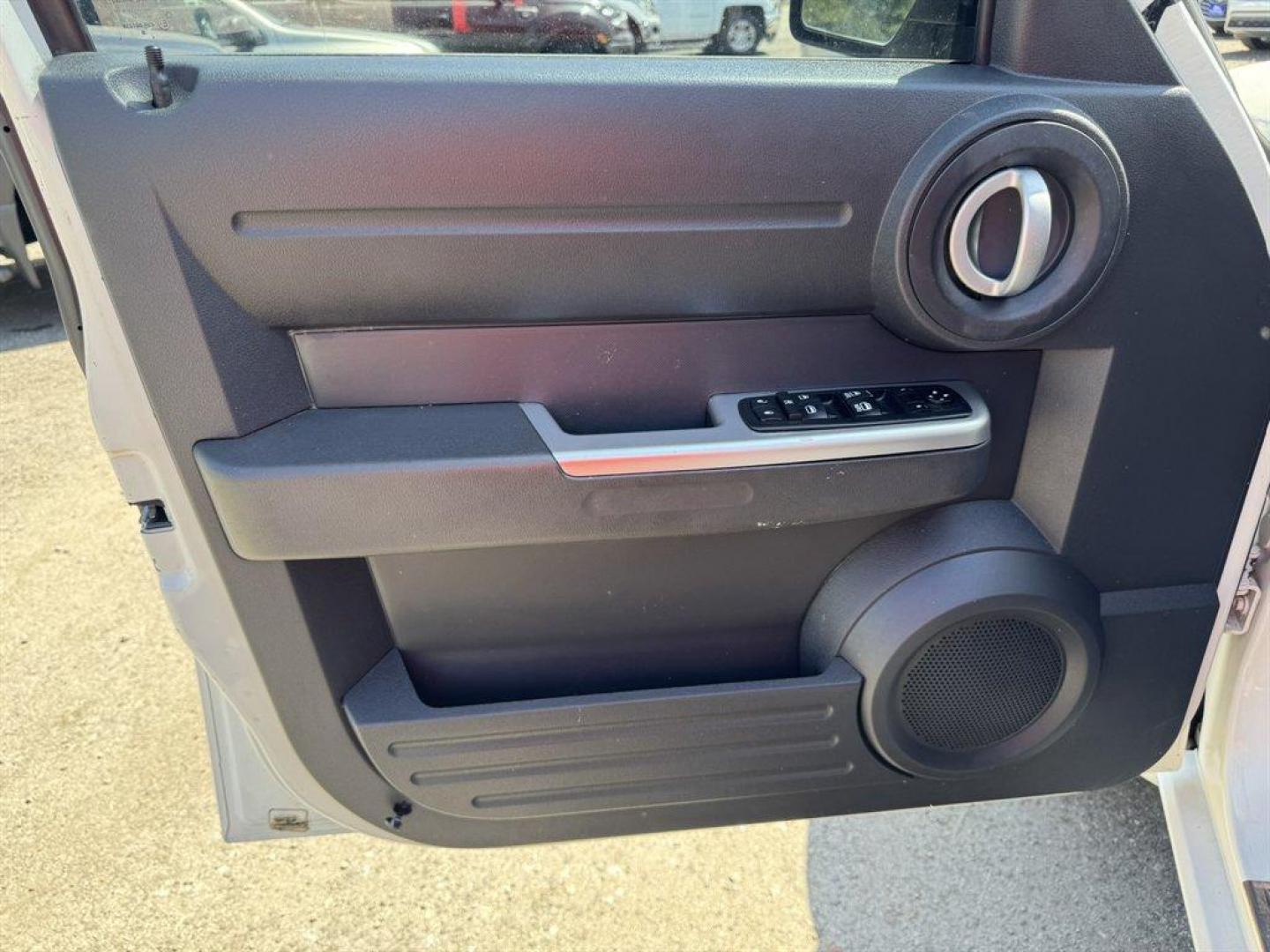 2008 White /Black Dodge Nitro (1D8GT58698W) with an 4.0l V6 SFI 4.0l engine, Automatic transmission, located at 745 East Steele Rd., West Columbia, SC, 29170, (803) 755-9148, 33.927212, -81.148483 - Photo#16