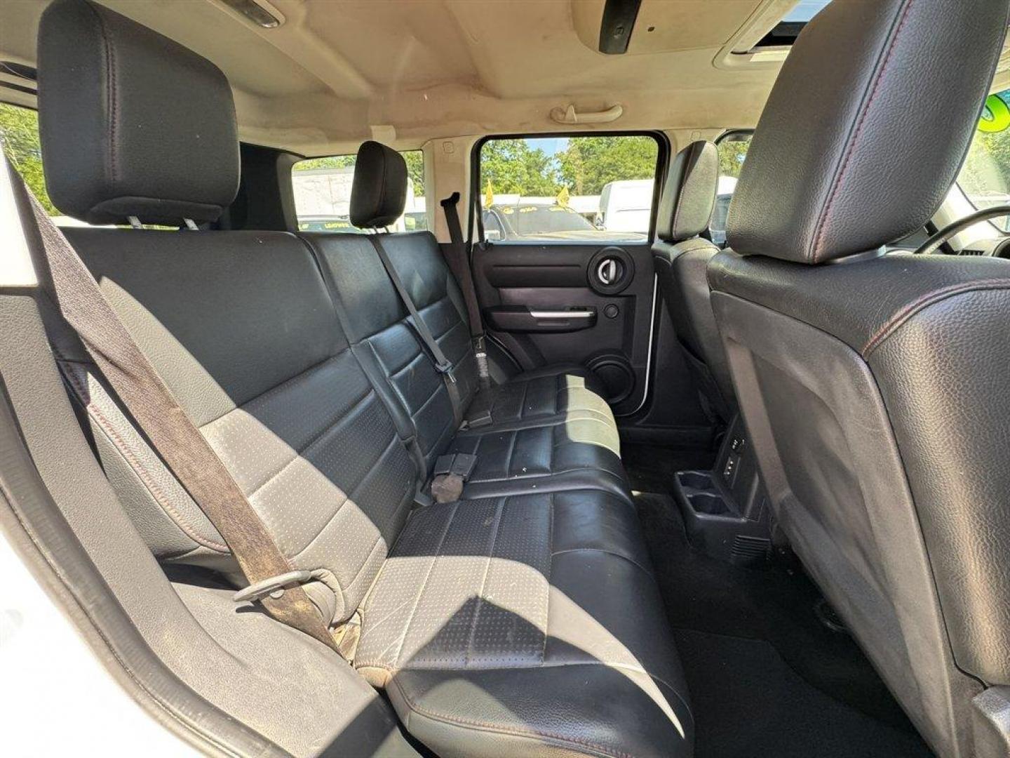 2008 White /Black Dodge Nitro (1D8GT58698W) with an 4.0l V6 SFI 4.0l engine, Automatic transmission, located at 745 East Steele Rd., West Columbia, SC, 29170, (803) 755-9148, 33.927212, -81.148483 - Photo#22