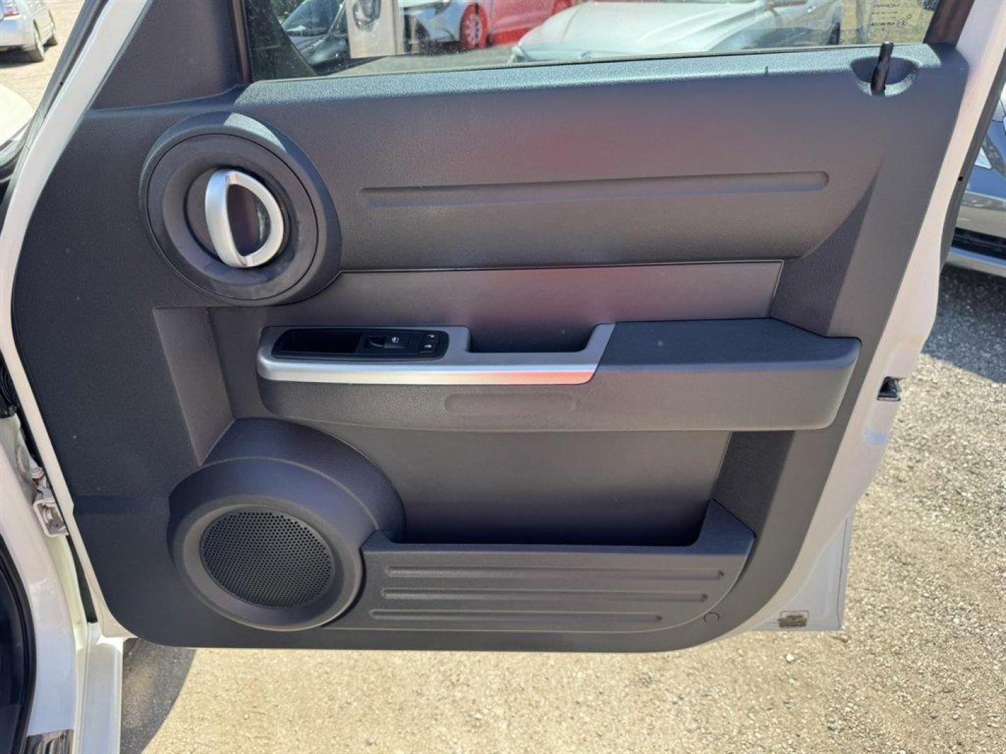 2008 White /Black Dodge Nitro (1D8GT58698W) with an 4.0l V6 SFI 4.0l engine, Automatic transmission, located at 745 East Steele Rd., West Columbia, SC, 29170, (803) 755-9148, 33.927212, -81.148483 - Photo#23
