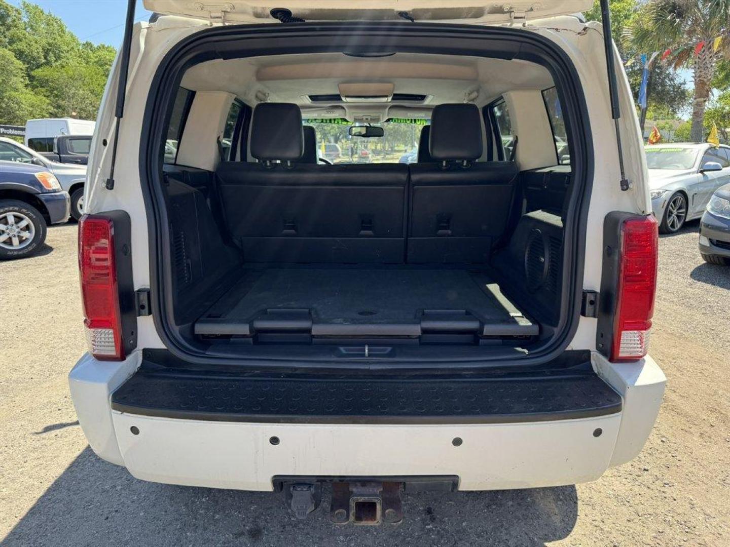 2008 White /Black Dodge Nitro (1D8GT58698W) with an 4.0l V6 SFI 4.0l engine, Automatic transmission, located at 745 East Steele Rd., West Columbia, SC, 29170, (803) 755-9148, 33.927212, -81.148483 - Photo#25