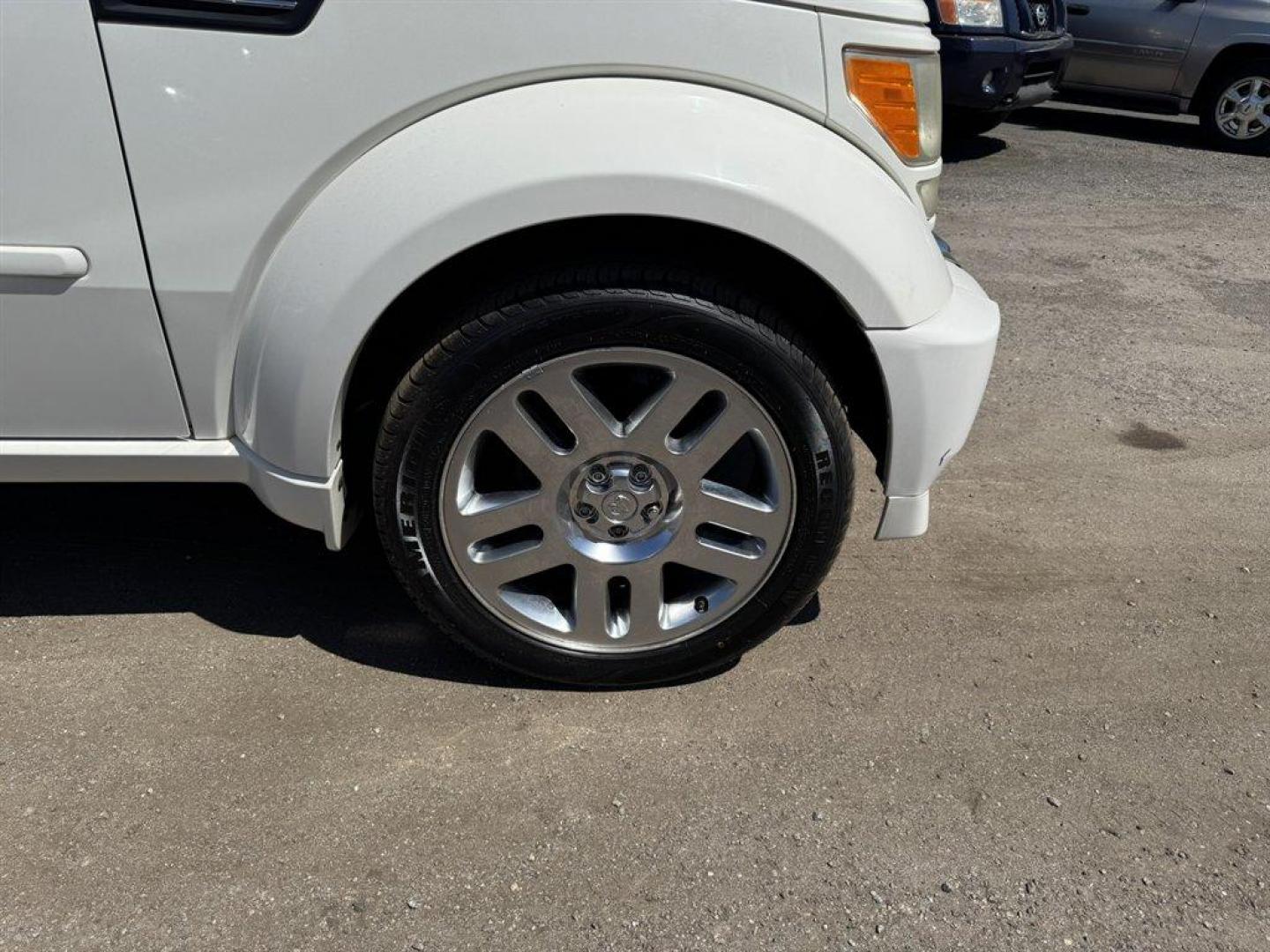 2008 White /Black Dodge Nitro (1D8GT58698W) with an 4.0l V6 SFI 4.0l engine, Automatic transmission, located at 745 East Steele Rd., West Columbia, SC, 29170, (803) 755-9148, 33.927212, -81.148483 - Photo#26
