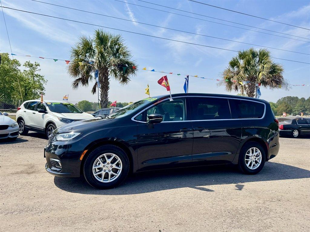 photo of 2023 Chrysler Pacifica 