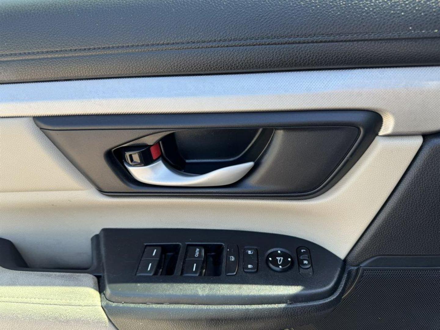 2018 White /Taupe Honda CR-V (2HKRW5H31JH) with an 2.4l I-4 DI Dohc 2.4l engine, Automatic transmission, located at 745 East Steele Rd., West Columbia, SC, 29170, (803) 755-9148, 33.927212, -81.148483 - Photo#17