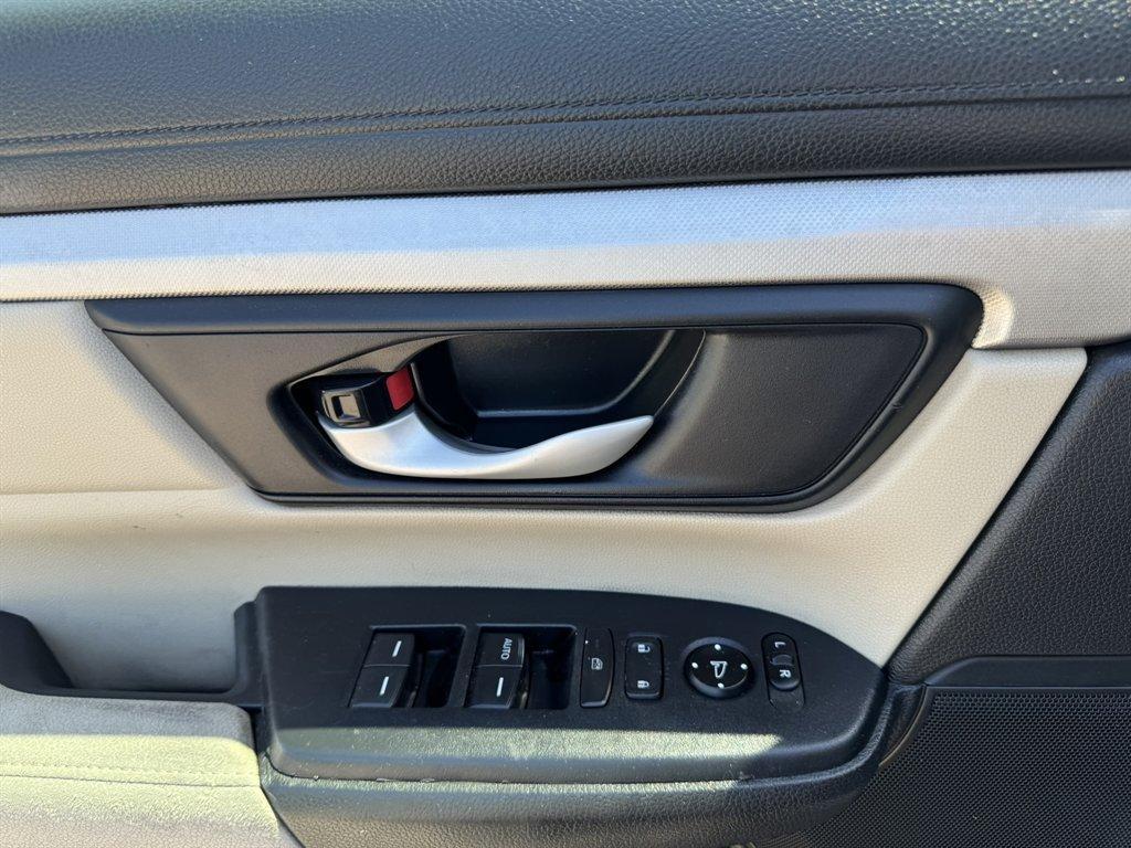 2018 White /Taupe Honda CR-V (2HKRW5H31JH) with an 2.4l I-4 DI Dohc 2.4l engine, Automatic transmission, located at 745 East Steele Rd., West Columbia, SC, 29170, (803) 755-9148, 33.927212, -81.148483 - Photo#17