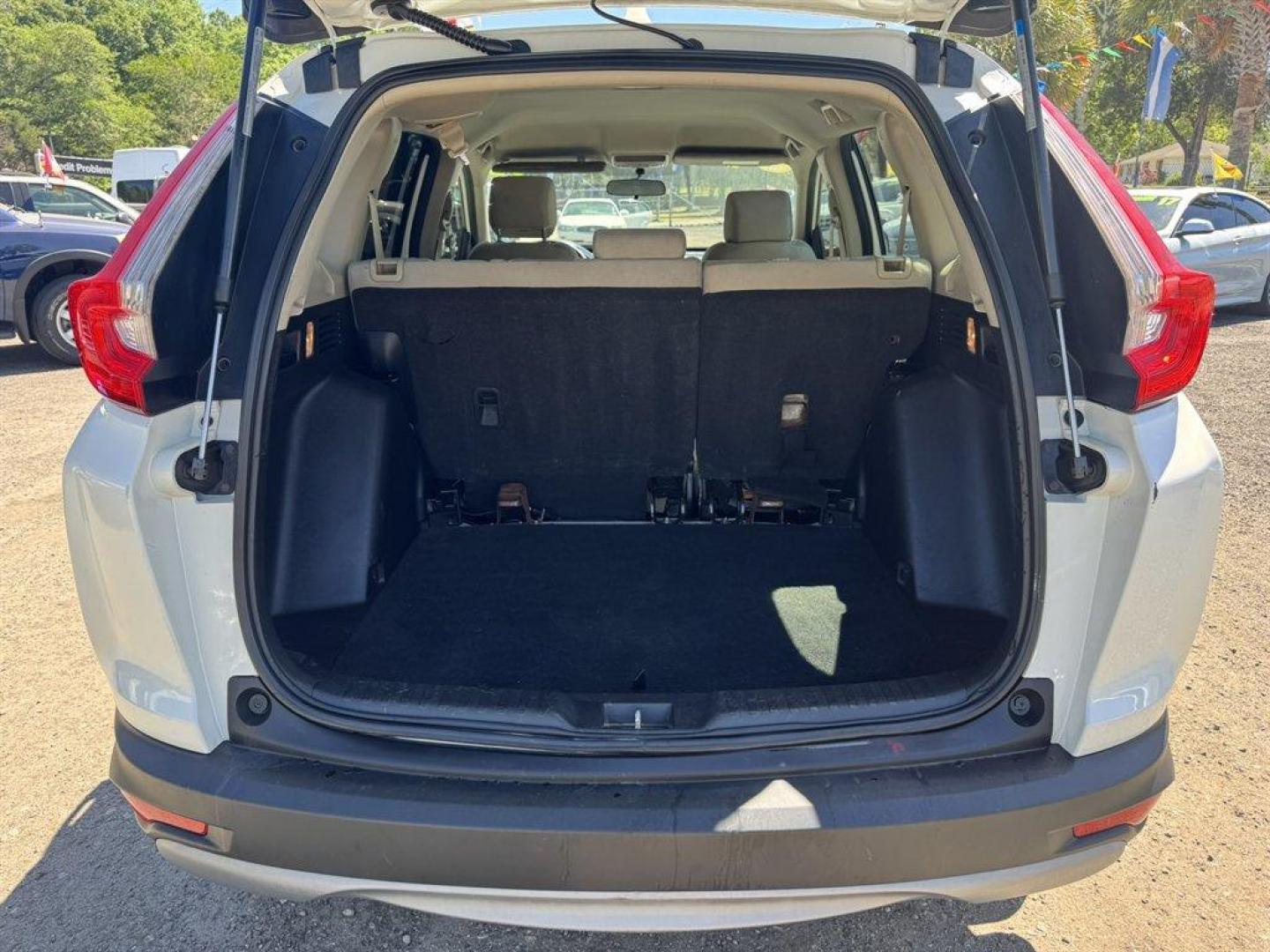 2018 White /Taupe Honda CR-V (2HKRW5H31JH) with an 2.4l I-4 DI Dohc 2.4l engine, Automatic transmission, located at 745 East Steele Rd., West Columbia, SC, 29170, (803) 755-9148, 33.927212, -81.148483 - Photo#25