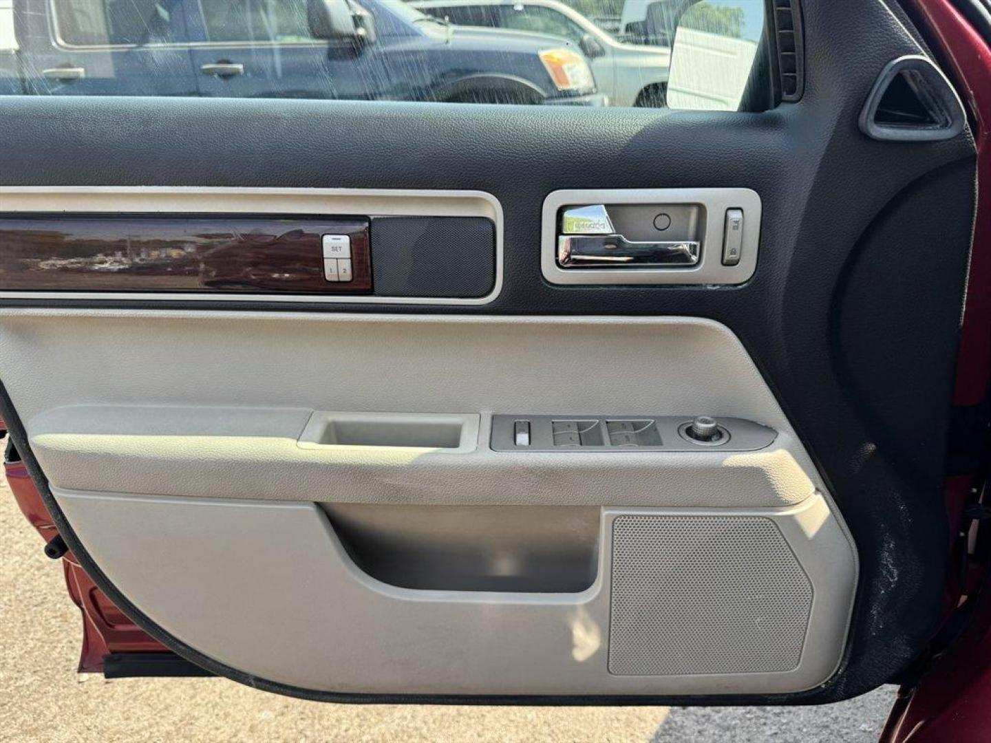 2007 Red /Tan Lincoln MKZ (3LNHM26T17R) with an 3.5l V6 SFI Dohc 24v 3.5l engine, Auto transmission, located at 745 East Steele Rd., West Columbia, SC, 29170, (803) 755-9148, 33.927212, -81.148483 - Photo#16