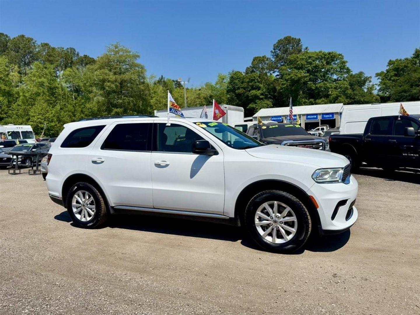 2023 White /Black Dodge Durango (1C4RDHAG9PC) with an 3.6l V6 Smpi Dohc VVT 3.6 engine, Automatic transmission, located at 745 East Steele Rd., West Columbia, SC, 29170, (803) 755-9148, 33.927212, -81.148483 - Photo#2