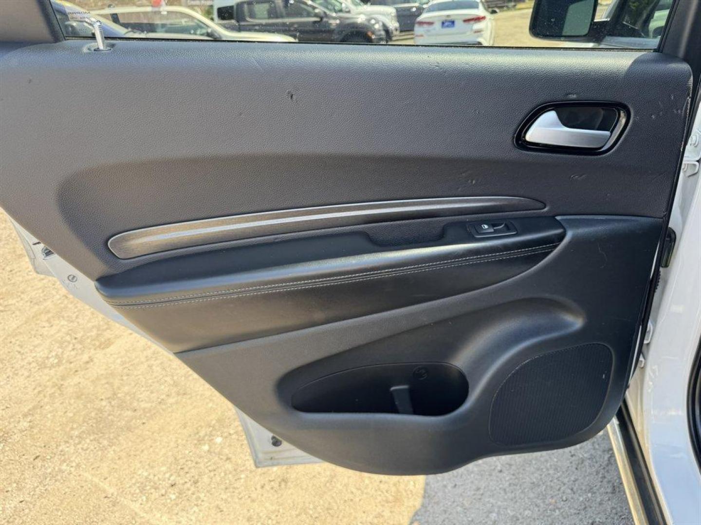 2023 White /Black Dodge Durango (1C4RDHAG9PC) with an 3.6l V6 Smpi Dohc VVT 3.6 engine, Automatic transmission, located at 745 East Steele Rd., West Columbia, SC, 29170, (803) 755-9148, 33.927212, -81.148483 - Photo#23