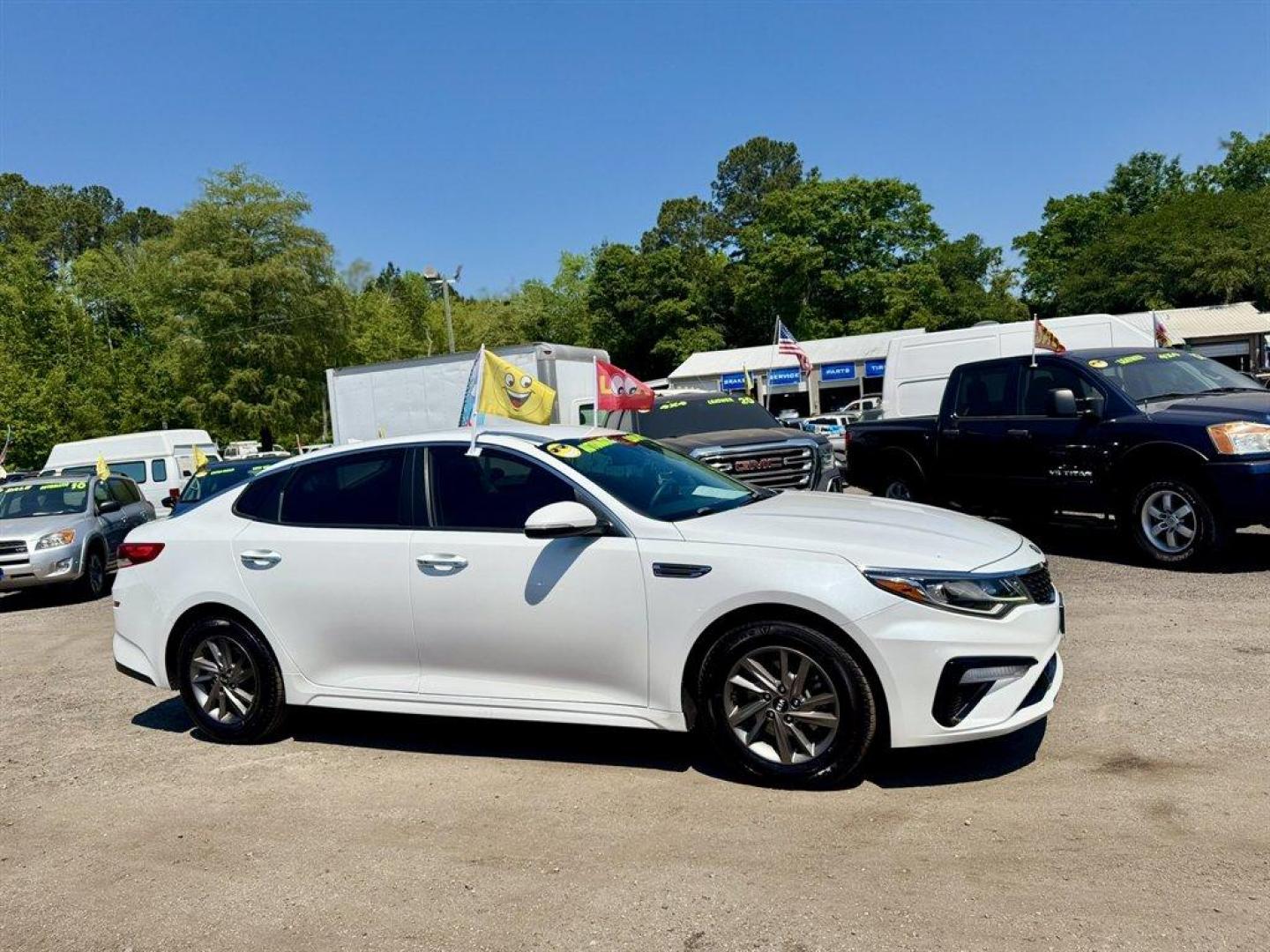 2020 White /Black Kia Optima (5XXGT4L3XLG) with an 2.4l I-4 DI Dohc 2.4l engine, Automatic transmission, located at 745 East Steele Rd., West Columbia, SC, 29170, (803) 755-9148, 33.927212, -81.148483 - Photo#2