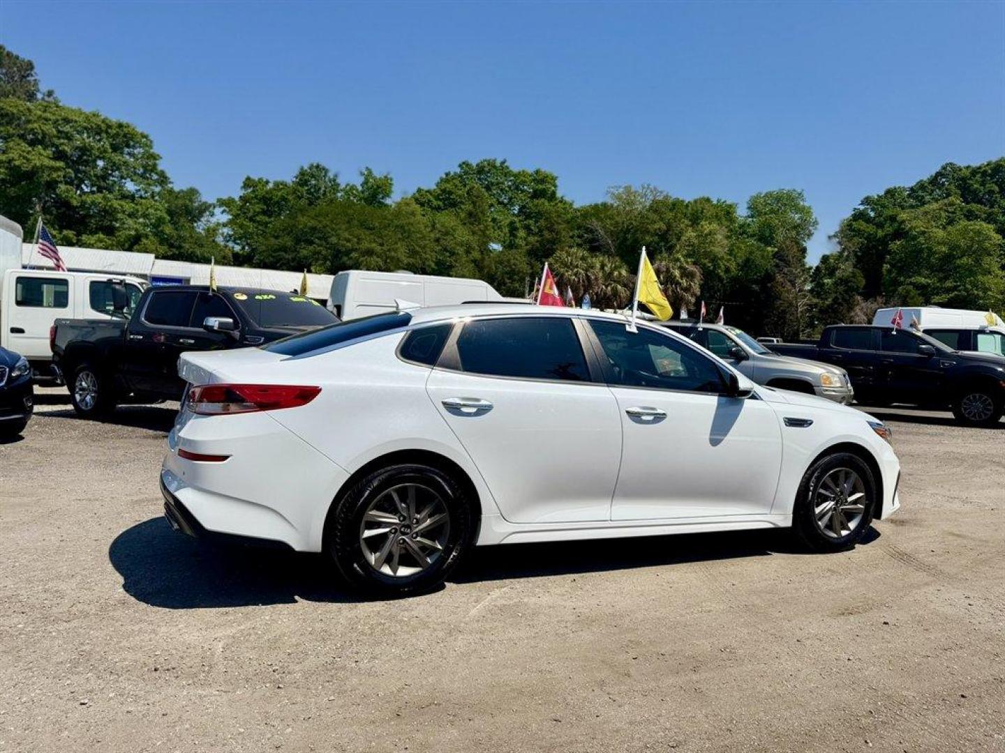 2020 White /Black Kia Optima (5XXGT4L3XLG) with an 2.4l I-4 DI Dohc 2.4l engine, Automatic transmission, located at 745 East Steele Rd., West Columbia, SC, 29170, (803) 755-9148, 33.927212, -81.148483 - Photo#3