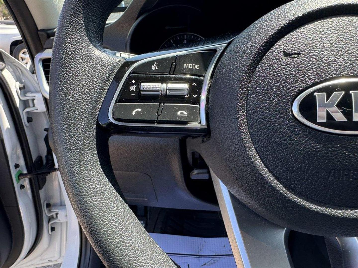 2020 White /Black Kia Optima (5XXGT4L3XLG) with an 2.4l I-4 DI Dohc 2.4l engine, Automatic transmission, located at 745 East Steele Rd., West Columbia, SC, 29170, (803) 755-9148, 33.927212, -81.148483 - Photo#8
