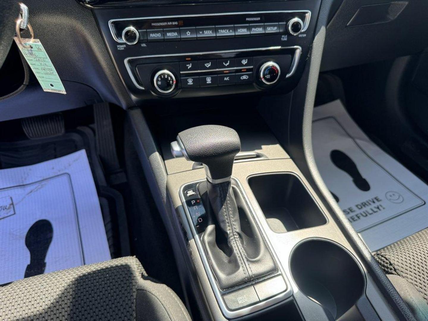 2020 White /Black Kia Optima (5XXGT4L3XLG) with an 2.4l I-4 DI Dohc 2.4l engine, Automatic transmission, located at 745 East Steele Rd., West Columbia, SC, 29170, (803) 755-9148, 33.927212, -81.148483 - Photo#14