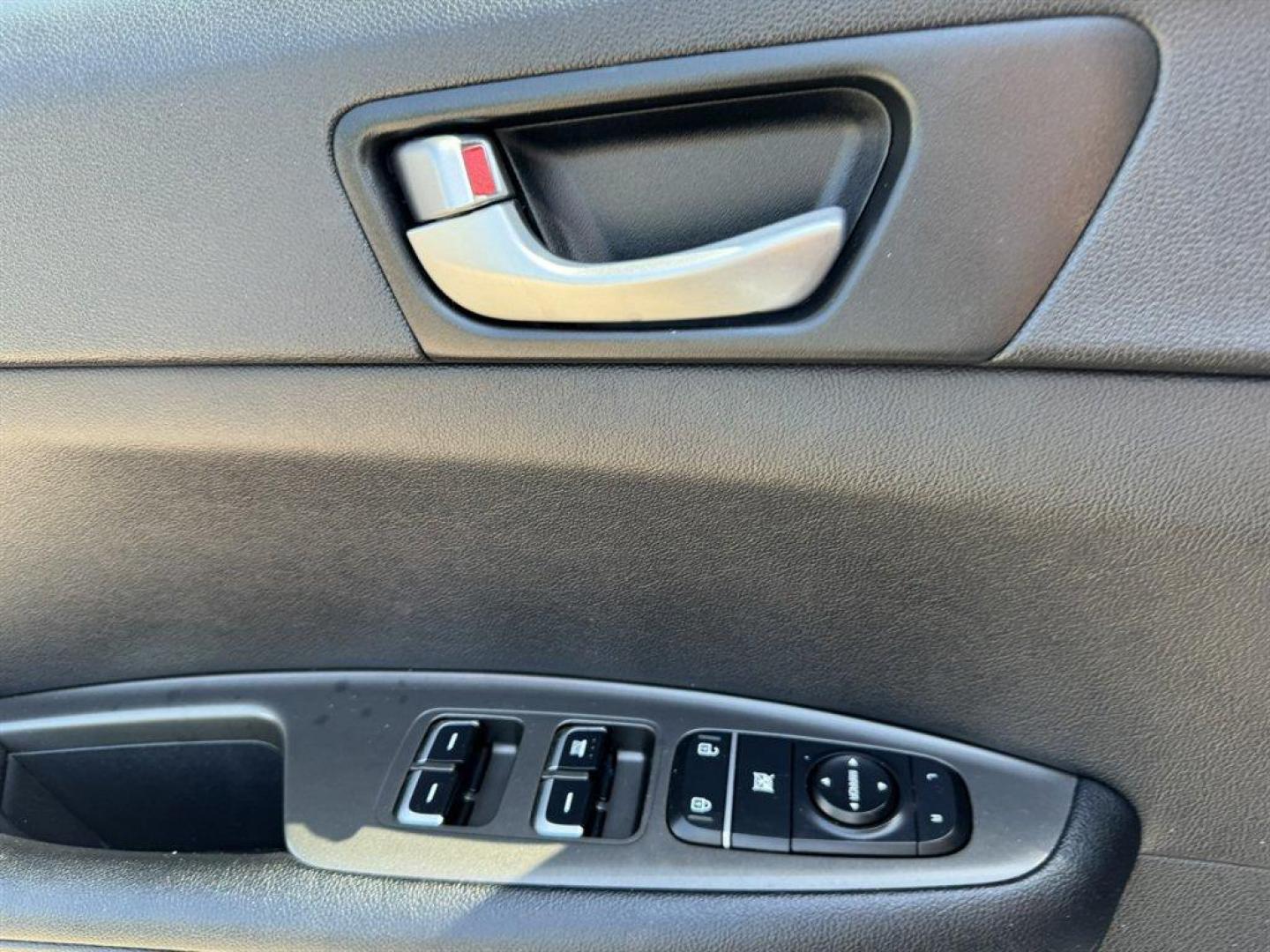 2020 White /Black Kia Optima (5XXGT4L3XLG) with an 2.4l I-4 DI Dohc 2.4l engine, Automatic transmission, located at 745 East Steele Rd., West Columbia, SC, 29170, (803) 755-9148, 33.927212, -81.148483 - Photo#17