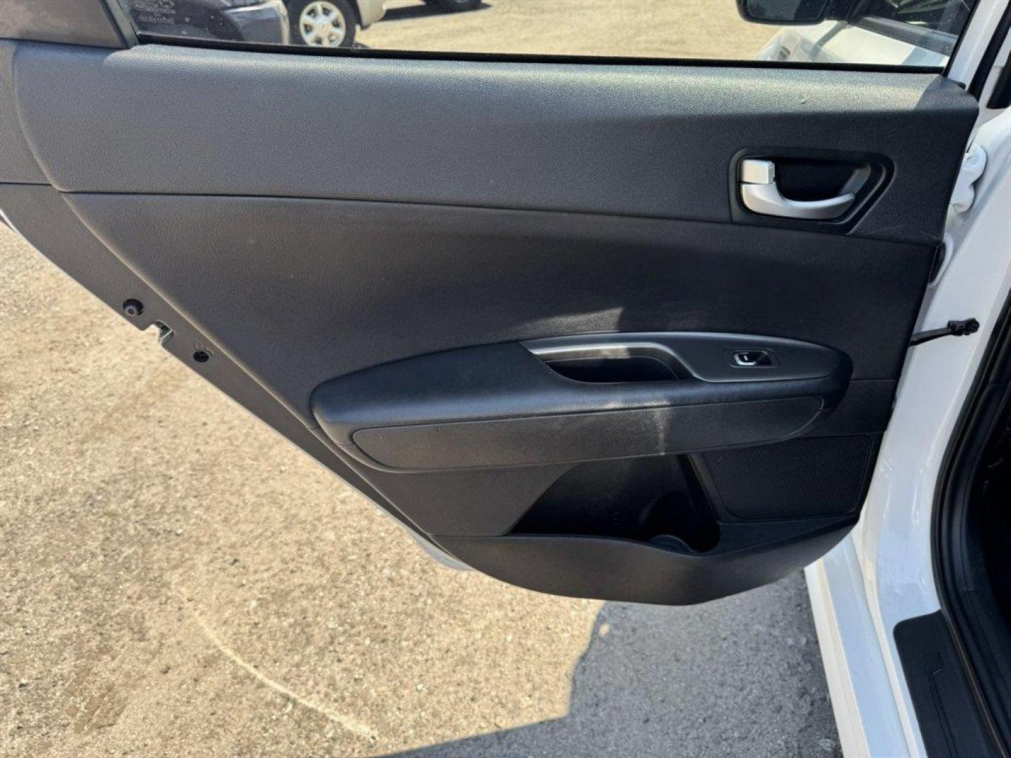 2020 White /Black Kia Optima (5XXGT4L3XLG) with an 2.4l I-4 DI Dohc 2.4l engine, Automatic transmission, located at 745 East Steele Rd., West Columbia, SC, 29170, (803) 755-9148, 33.927212, -81.148483 - Photo#19