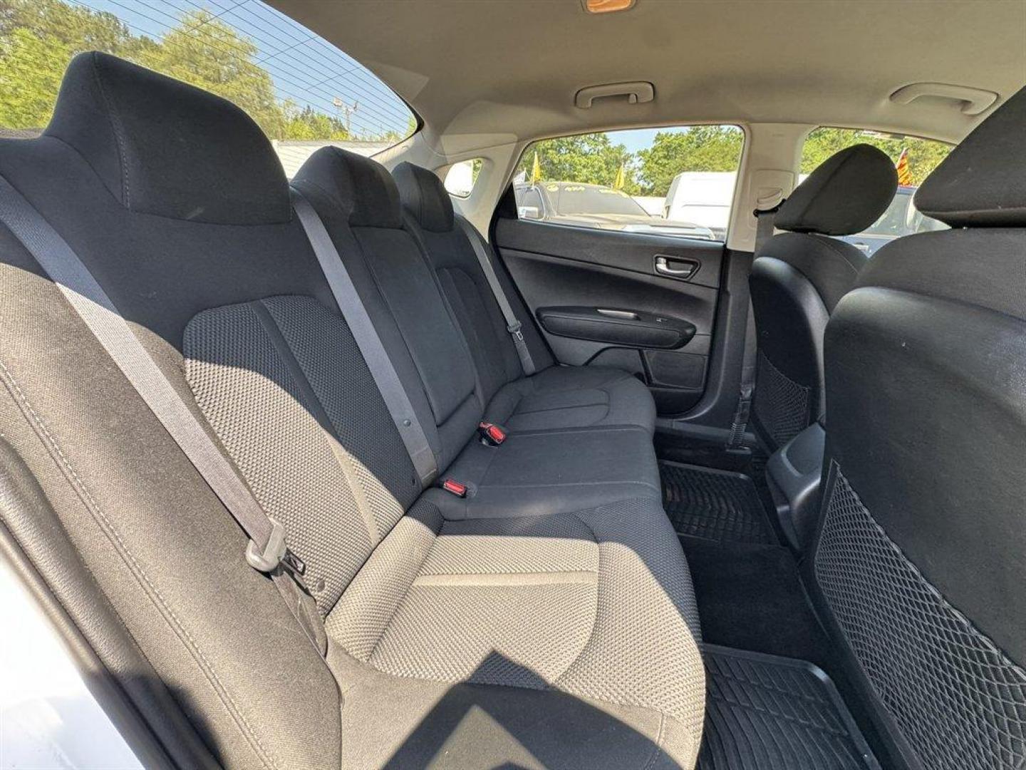 2020 White /Black Kia Optima (5XXGT4L3XLG) with an 2.4l I-4 DI Dohc 2.4l engine, Automatic transmission, located at 745 East Steele Rd., West Columbia, SC, 29170, (803) 755-9148, 33.927212, -81.148483 - Photo#22