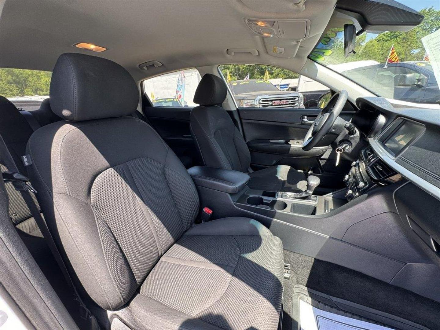 2020 White /Black Kia Optima (5XXGT4L3XLG) with an 2.4l I-4 DI Dohc 2.4l engine, Automatic transmission, located at 745 East Steele Rd., West Columbia, SC, 29170, (803) 755-9148, 33.927212, -81.148483 - Photo#24