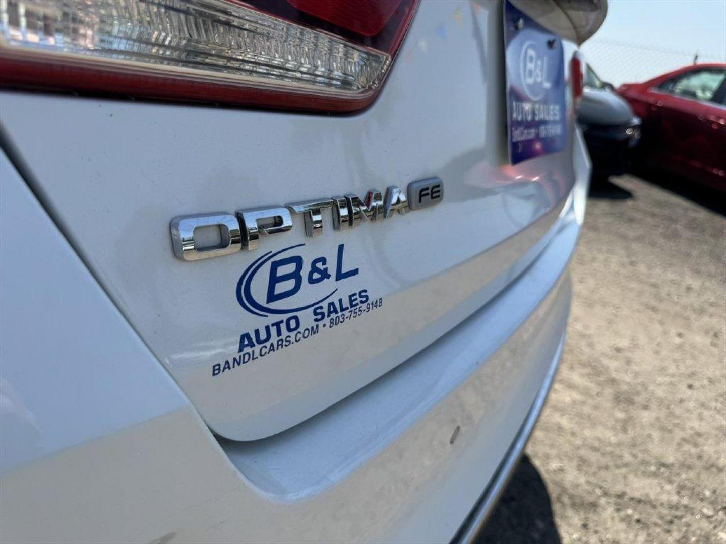 2020 White /Black Kia Optima (5XXGT4L3XLG) with an 2.4l I-4 DI Dohc 2.4l engine, Automatic transmission, located at 745 East Steele Rd., West Columbia, SC, 29170, (803) 755-9148, 33.927212, -81.148483 - Photo#25
