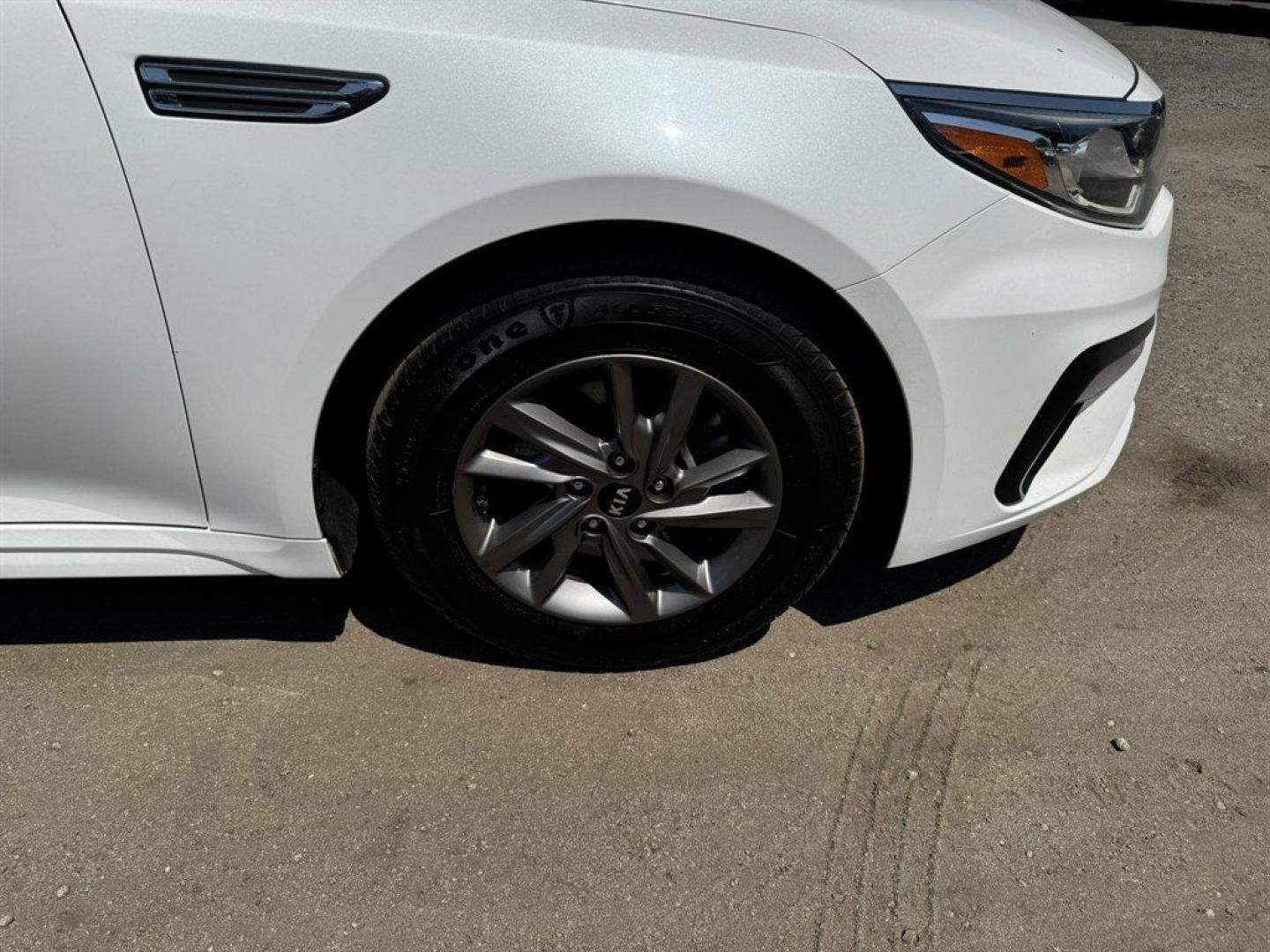 2020 White /Black Kia Optima (5XXGT4L3XLG) with an 2.4l I-4 DI Dohc 2.4l engine, Automatic transmission, located at 745 East Steele Rd., West Columbia, SC, 29170, (803) 755-9148, 33.927212, -81.148483 - Photo#26