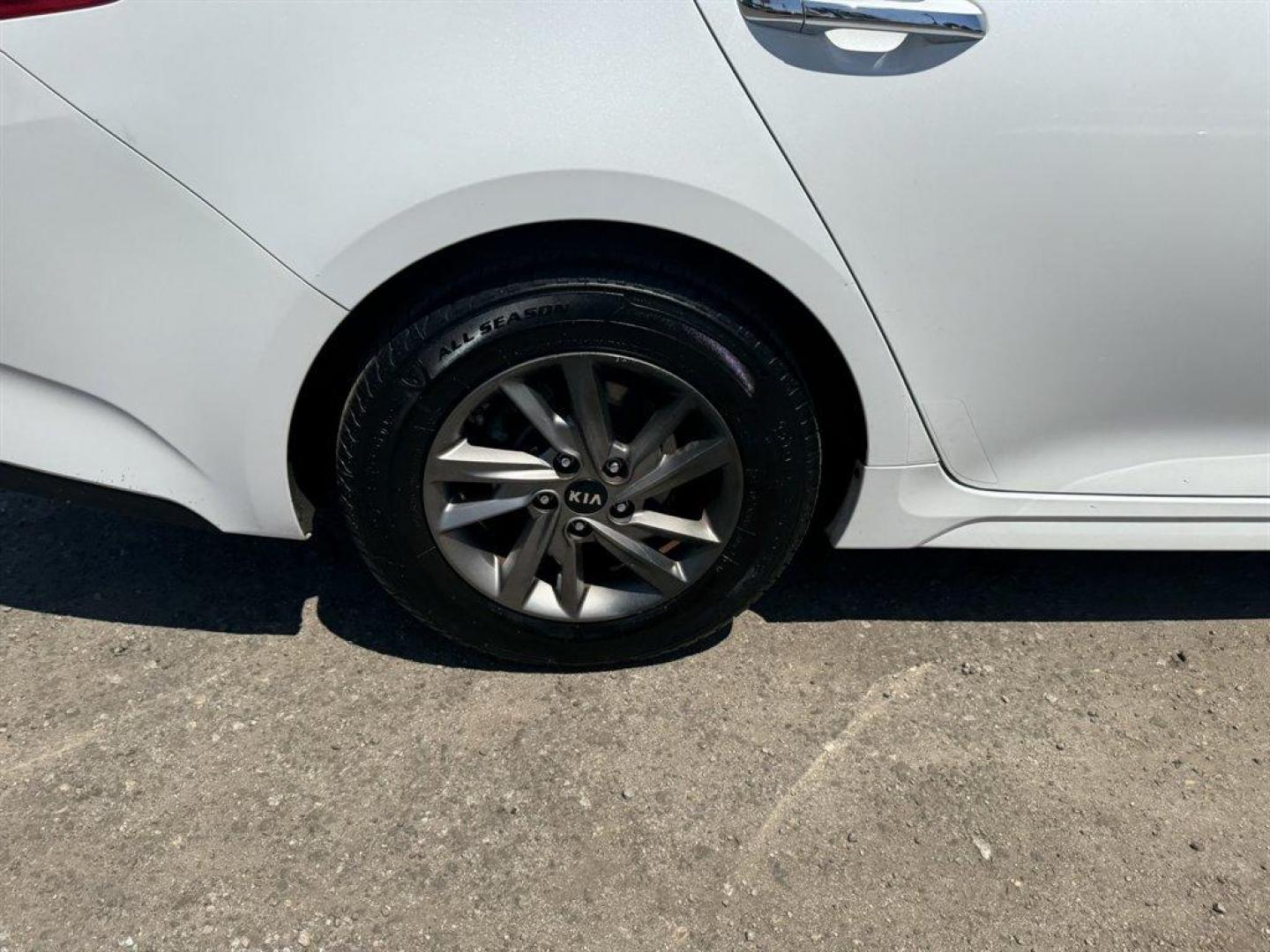 2020 White /Black Kia Optima (5XXGT4L3XLG) with an 2.4l I-4 DI Dohc 2.4l engine, Automatic transmission, located at 745 East Steele Rd., West Columbia, SC, 29170, (803) 755-9148, 33.927212, -81.148483 - Photo#27