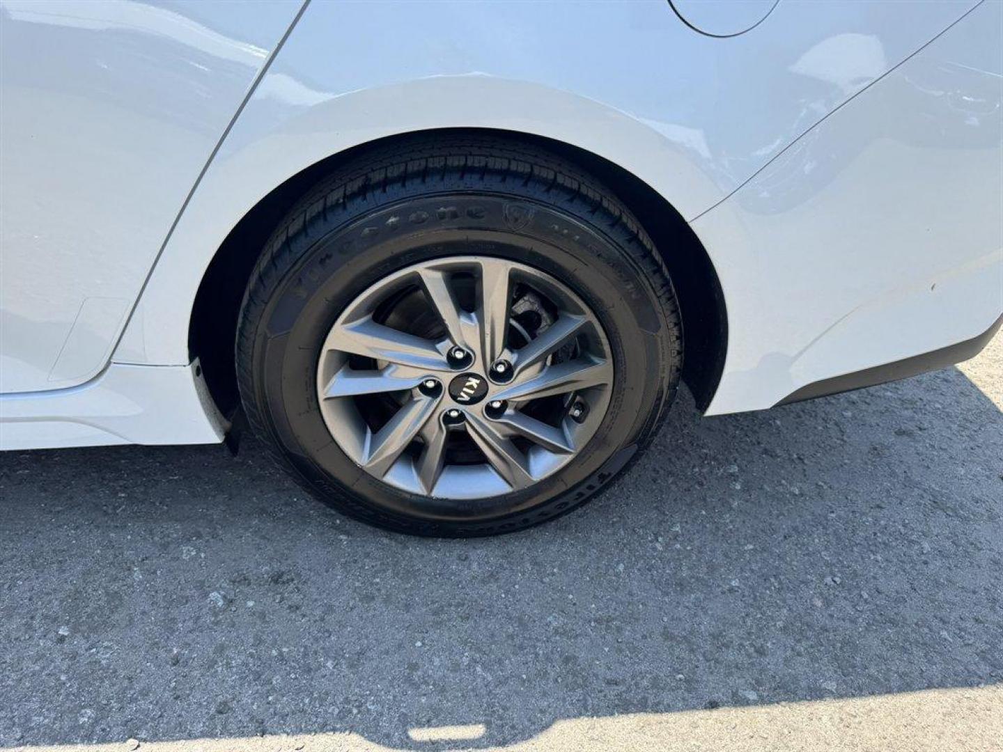 2020 White /Black Kia Optima (5XXGT4L3XLG) with an 2.4l I-4 DI Dohc 2.4l engine, Automatic transmission, located at 745 East Steele Rd., West Columbia, SC, 29170, (803) 755-9148, 33.927212, -81.148483 - Photo#28