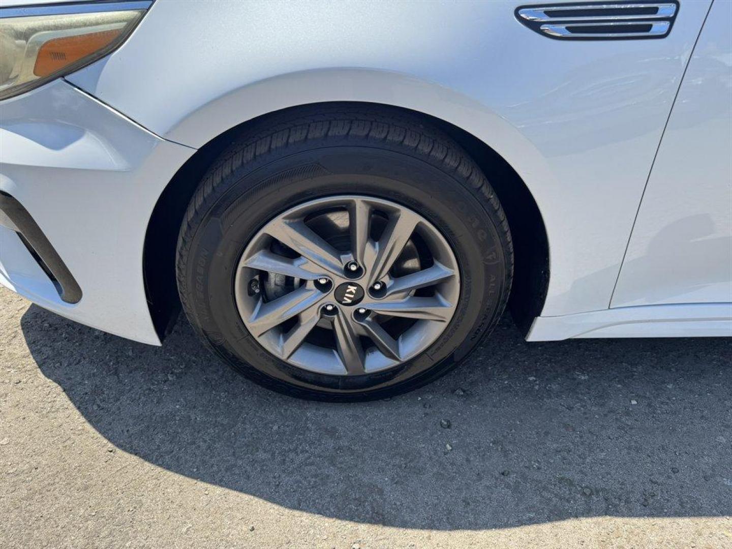 2020 White /Black Kia Optima (5XXGT4L3XLG) with an 2.4l I-4 DI Dohc 2.4l engine, Automatic transmission, located at 745 East Steele Rd., West Columbia, SC, 29170, (803) 755-9148, 33.927212, -81.148483 - Photo#29