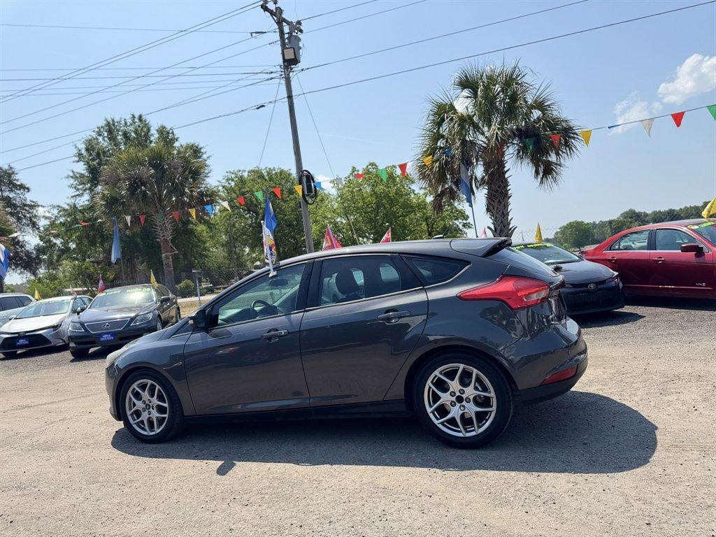 2015 Grey /Black Ford Focus (1FADP3K27FL) with an 2.0l I-4 DI TI-VCT 2.0l engine, Automatic transmission, located at 745 East Steele Rd., West Columbia, SC, 29170, (803) 755-9148, 33.927212, -81.148483 - Photo#5
