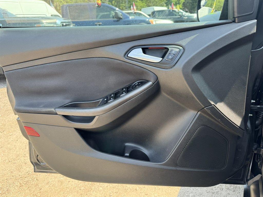 2015 Grey /Black Ford Focus (1FADP3K27FL) with an 2.0l I-4 DI TI-VCT 2.0l engine, Automatic transmission, located at 745 East Steele Rd., West Columbia, SC, 29170, (803) 755-9148, 33.927212, -81.148483 - Photo#18