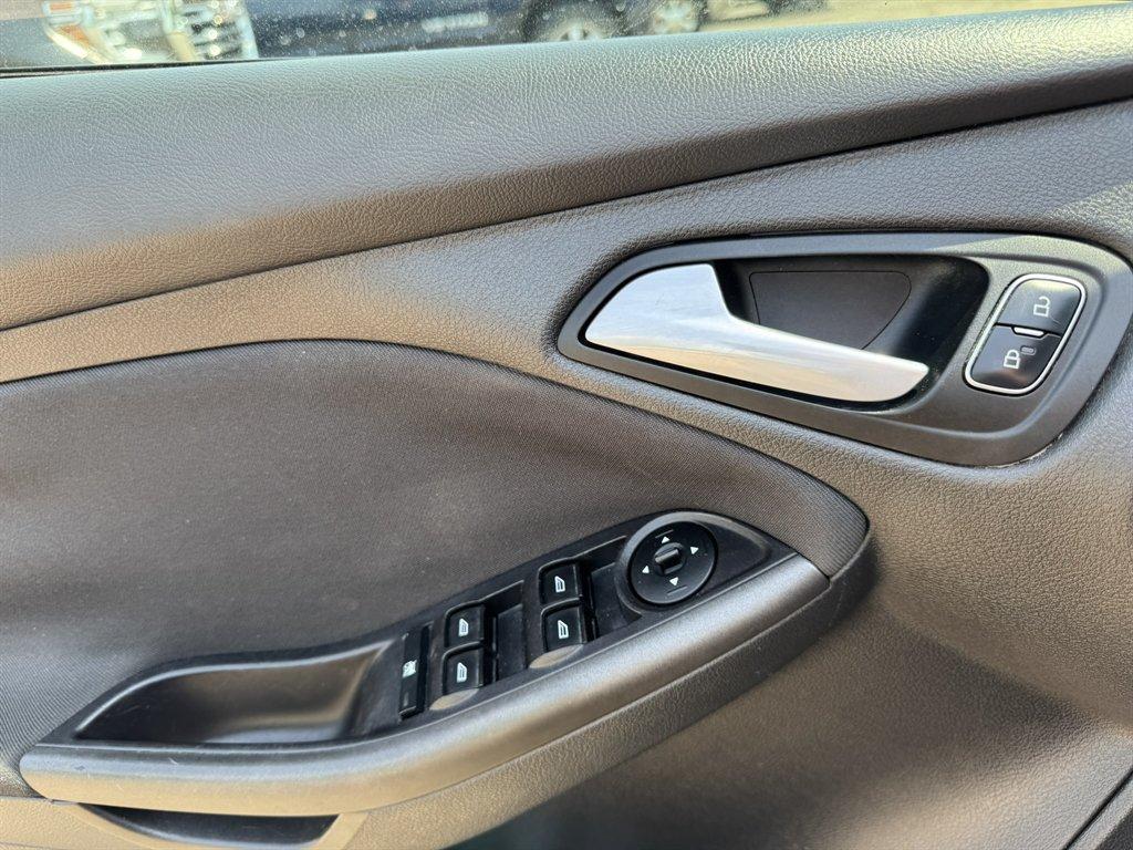 2015 Grey /Black Ford Focus (1FADP3K27FL) with an 2.0l I-4 DI TI-VCT 2.0l engine, Automatic transmission, located at 745 East Steele Rd., West Columbia, SC, 29170, (803) 755-9148, 33.927212, -81.148483 - Photo#19