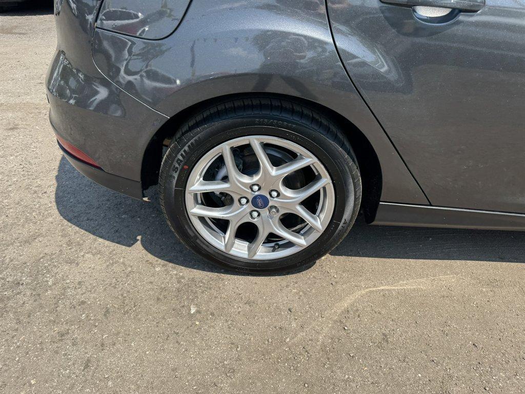 2015 Grey /Black Ford Focus (1FADP3K27FL) with an 2.0l I-4 DI TI-VCT 2.0l engine, Automatic transmission, located at 745 East Steele Rd., West Columbia, SC, 29170, (803) 755-9148, 33.927212, -81.148483 - Photo#31