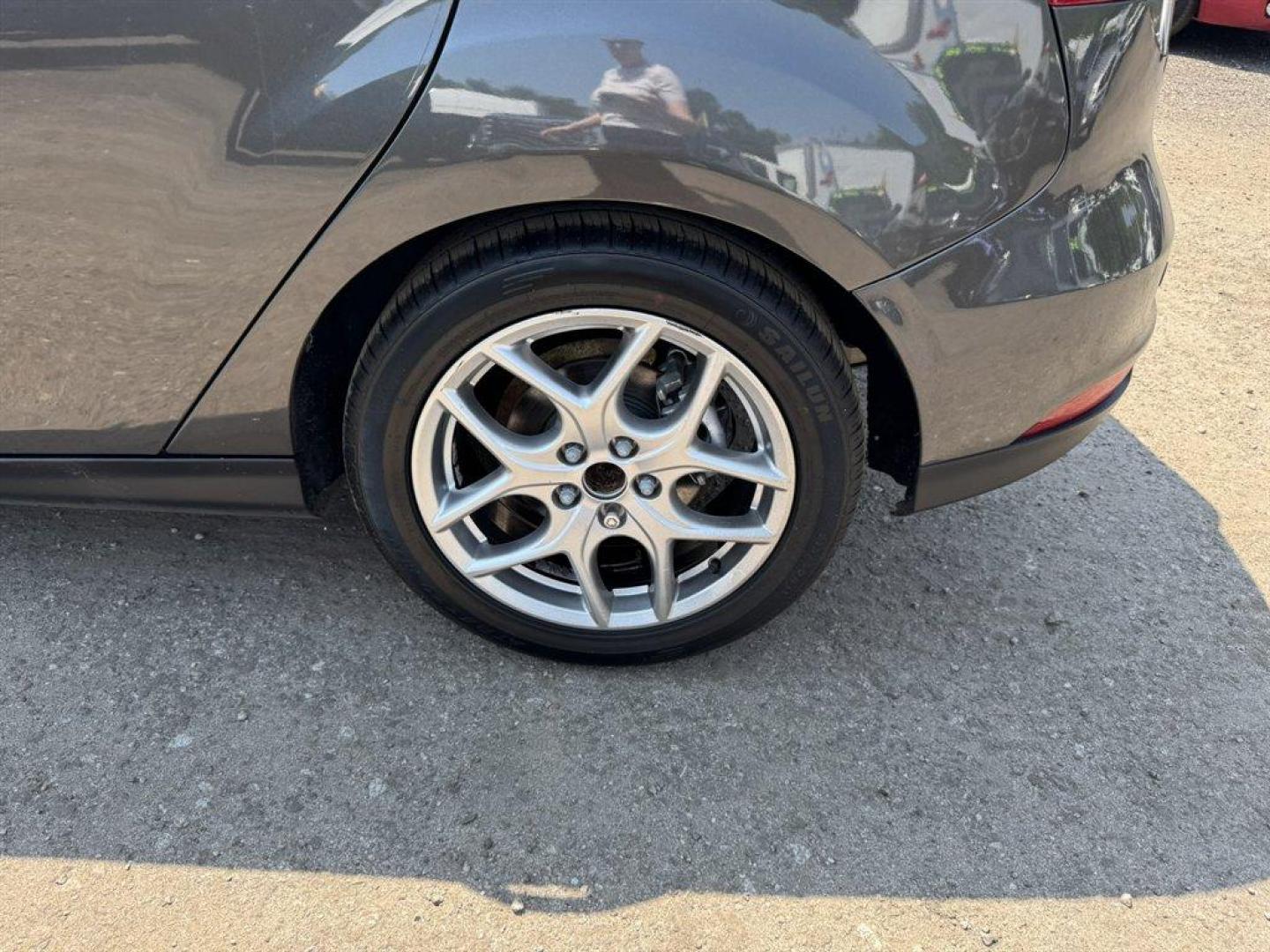 2015 Grey /Black Ford Focus (1FADP3K27FL) with an 2.0l I-4 DI TI-VCT 2.0l engine, Automatic transmission, located at 745 East Steele Rd., West Columbia, SC, 29170, (803) 755-9148, 33.927212, -81.148483 - Photo#32