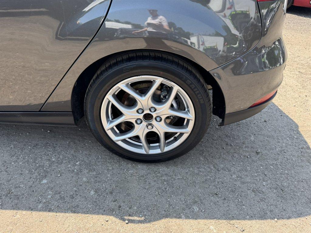 2015 Grey /Black Ford Focus (1FADP3K27FL) with an 2.0l I-4 DI TI-VCT 2.0l engine, Automatic transmission, located at 745 East Steele Rd., West Columbia, SC, 29170, (803) 755-9148, 33.927212, -81.148483 - Photo#32