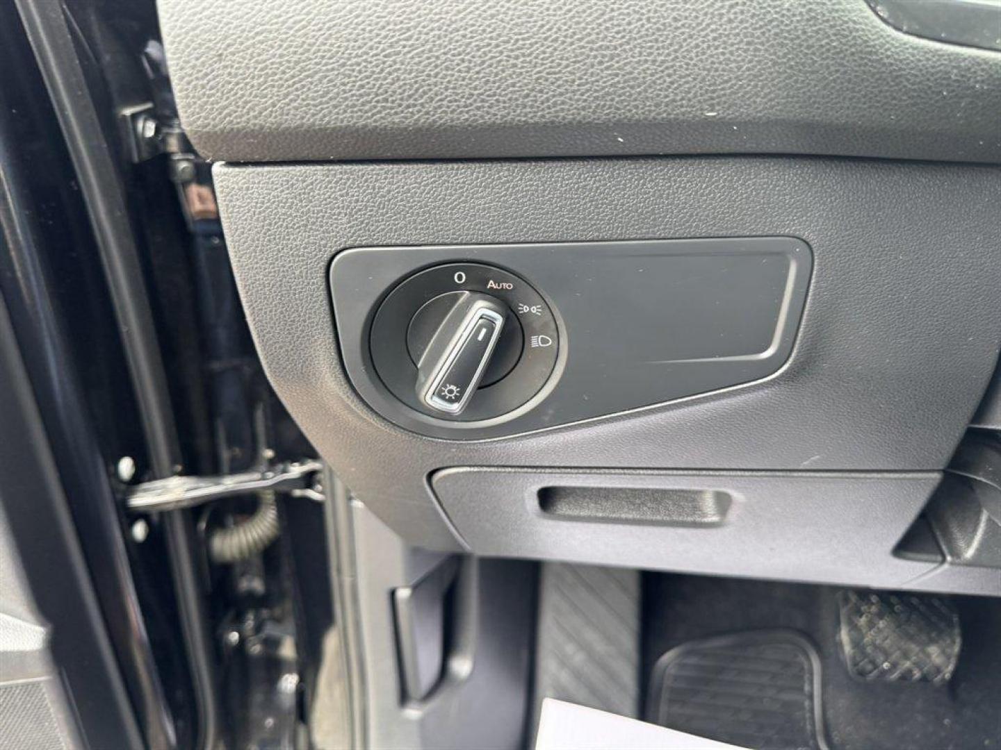 2021 Black /Grey Volkswagen Tiguan (3VV3B7AX3MM) with an 2.0l I-4 DI Dohc T/C 2.0l engine, Automatic transmission, located at 745 East Steele Rd., West Columbia, SC, 29170, (803) 755-9148, 33.927212, -81.148483 - Photo#16
