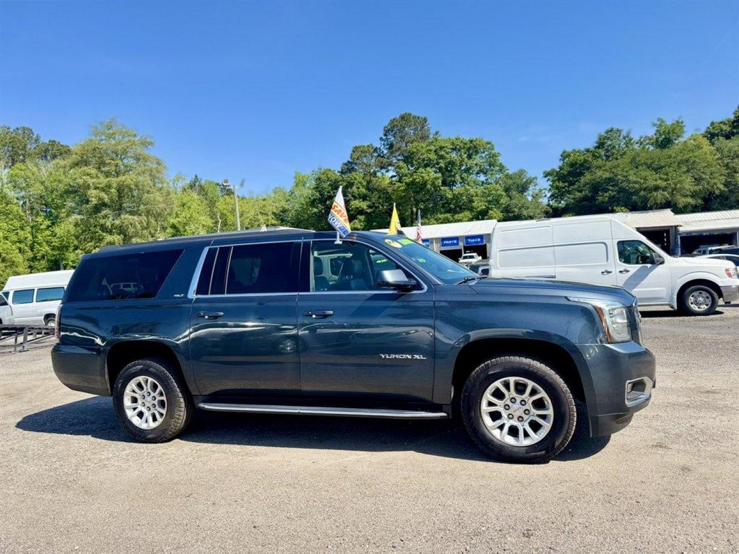 2020 Grey /Black GMC Yukon XL (1GKS2GKC8LR) with an 5.3l V8 DI VVT Flex 5.3l engine, Automatic transmission, located at 745 East Steele Rd., West Columbia, SC, 29170, (803) 755-9148, 33.927212, -81.148483 - Photo#2