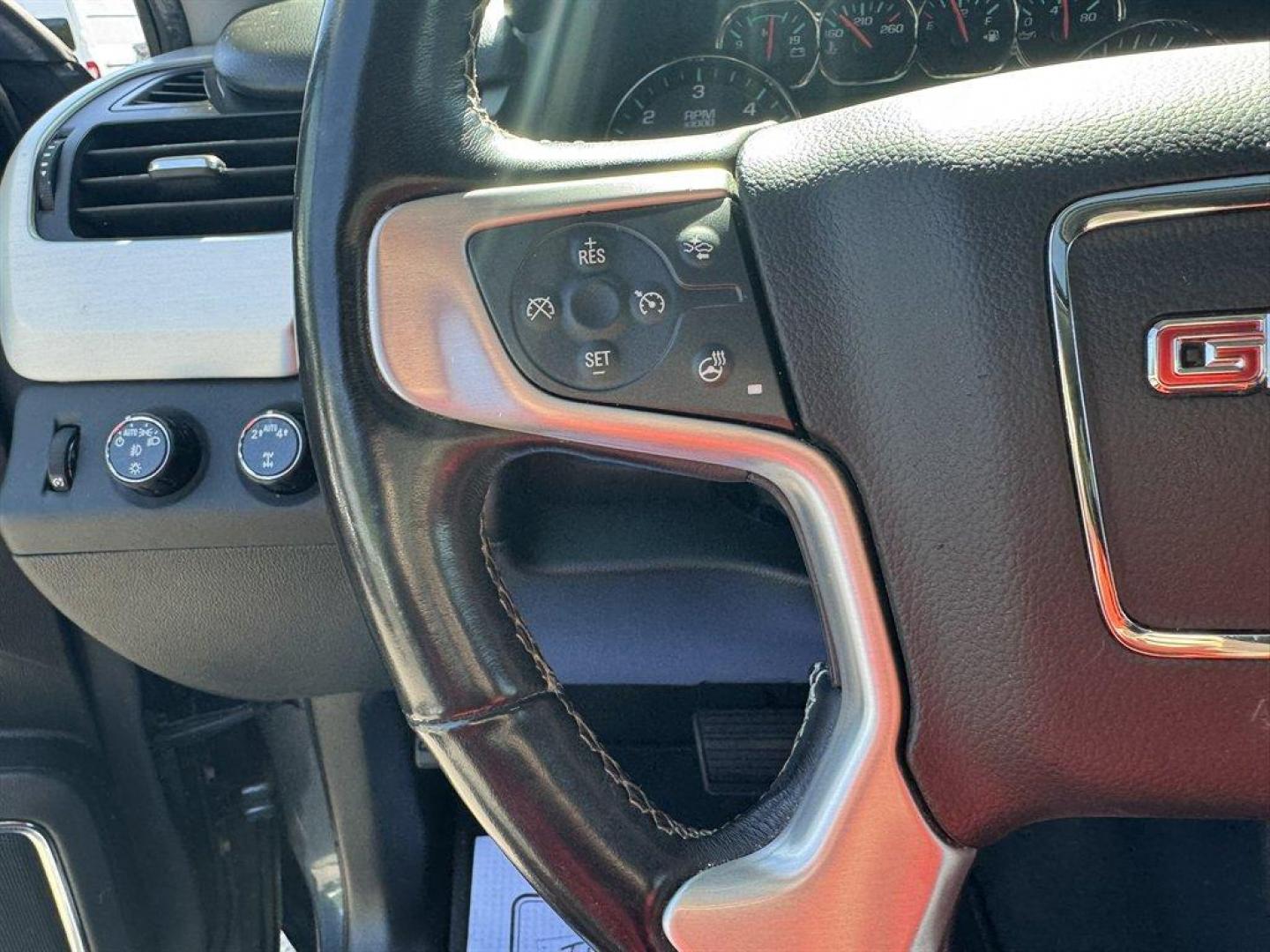 2020 Grey /Black GMC Yukon XL (1GKS2GKC8LR) with an 5.3l V8 DI VVT Flex 5.3l engine, Automatic transmission, located at 745 East Steele Rd., West Columbia, SC, 29170, (803) 755-9148, 33.927212, -81.148483 - Photo#8