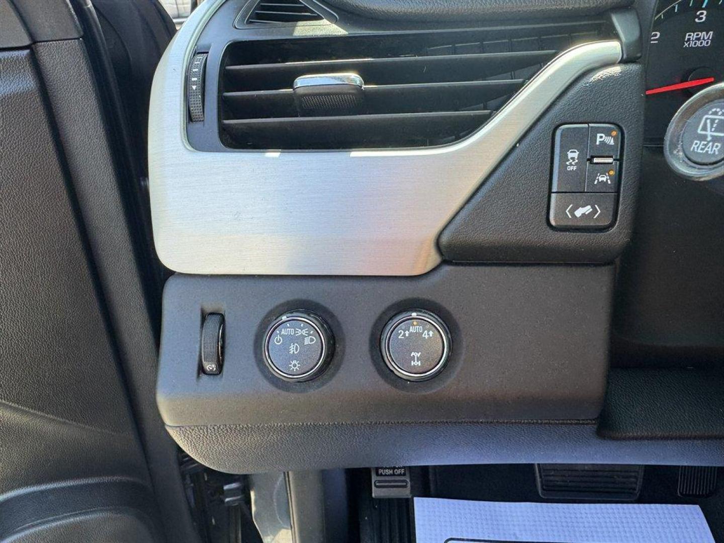 2020 Grey /Black GMC Yukon XL (1GKS2GKC8LR) with an 5.3l V8 DI VVT Flex 5.3l engine, Automatic transmission, located at 745 East Steele Rd., West Columbia, SC, 29170, (803) 755-9148, 33.927212, -81.148483 - Photo#17